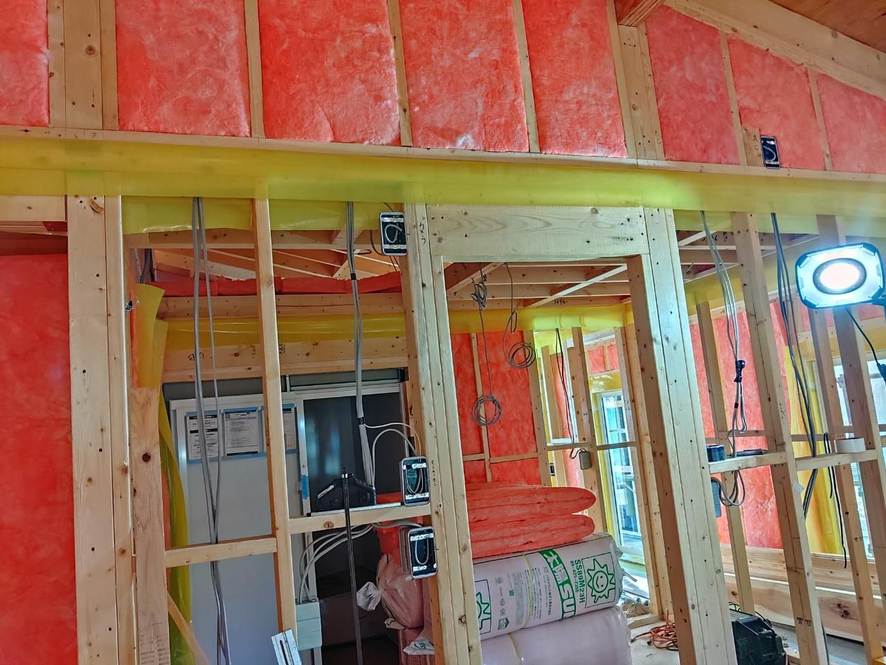 内部断熱材の充填の様子です。