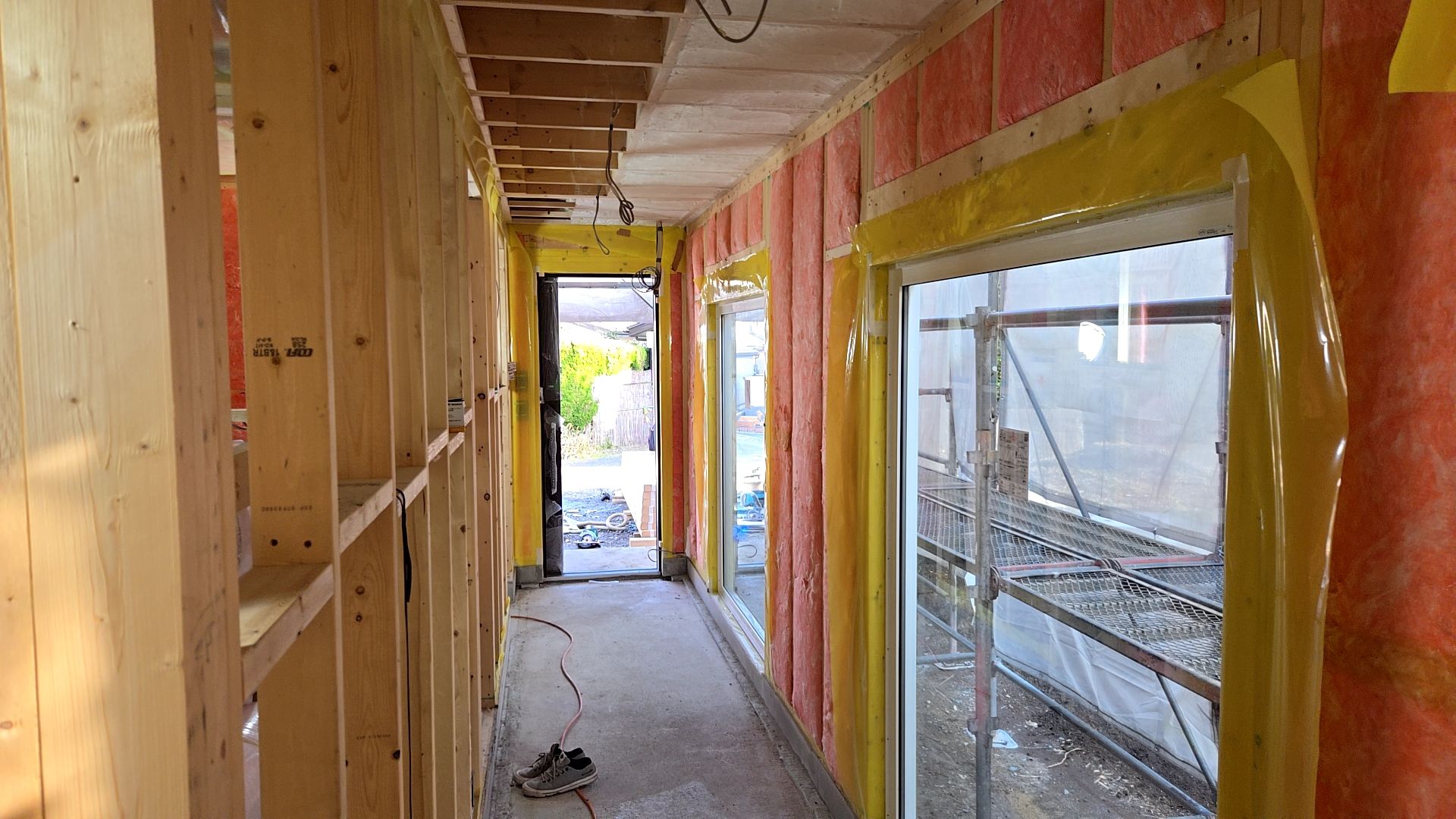 防湿ビニール貼りがこれから行われていきます。シワやヨレが出ないよう丁寧に施工をしていきます。