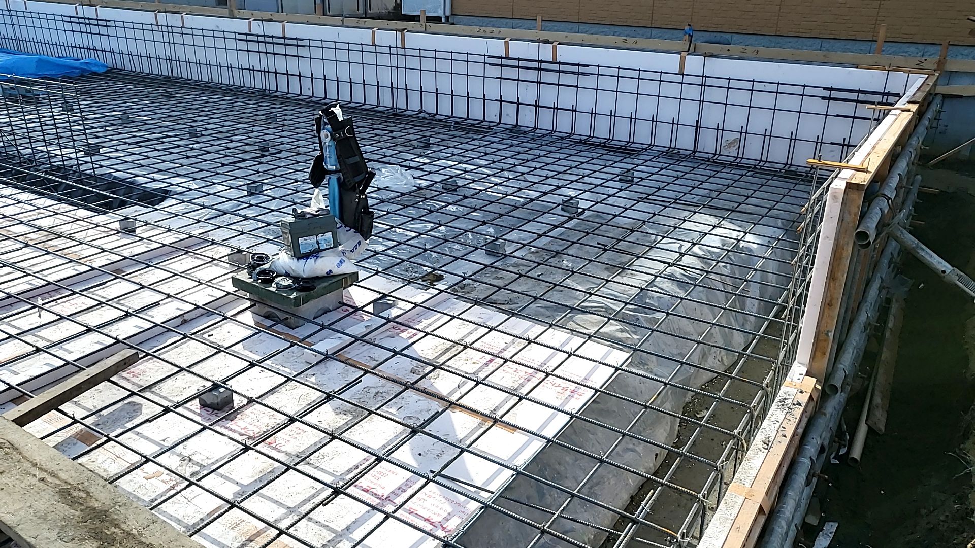 鉄筋の径・間隔など図面を確認しながら、作業を進めております。