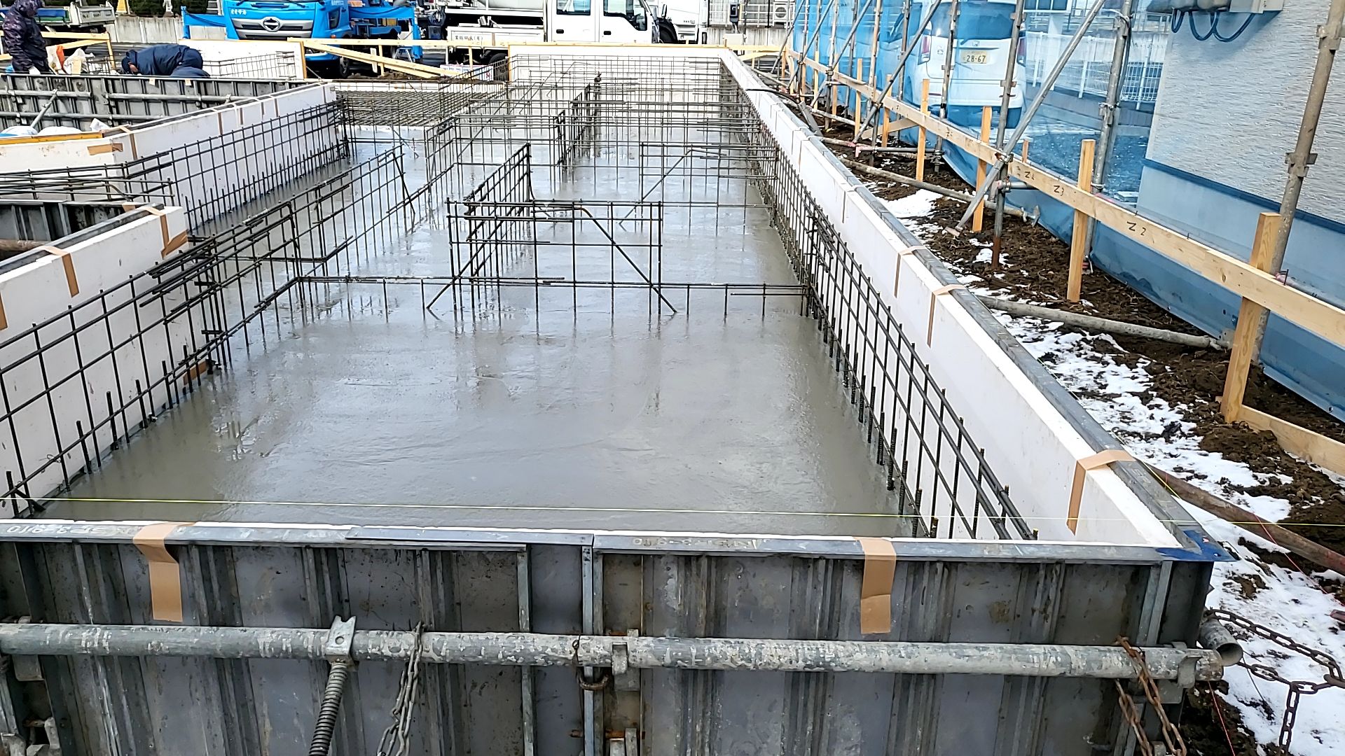 コンクリートが打ち込まれた様子です。表面を丁寧にならしております。