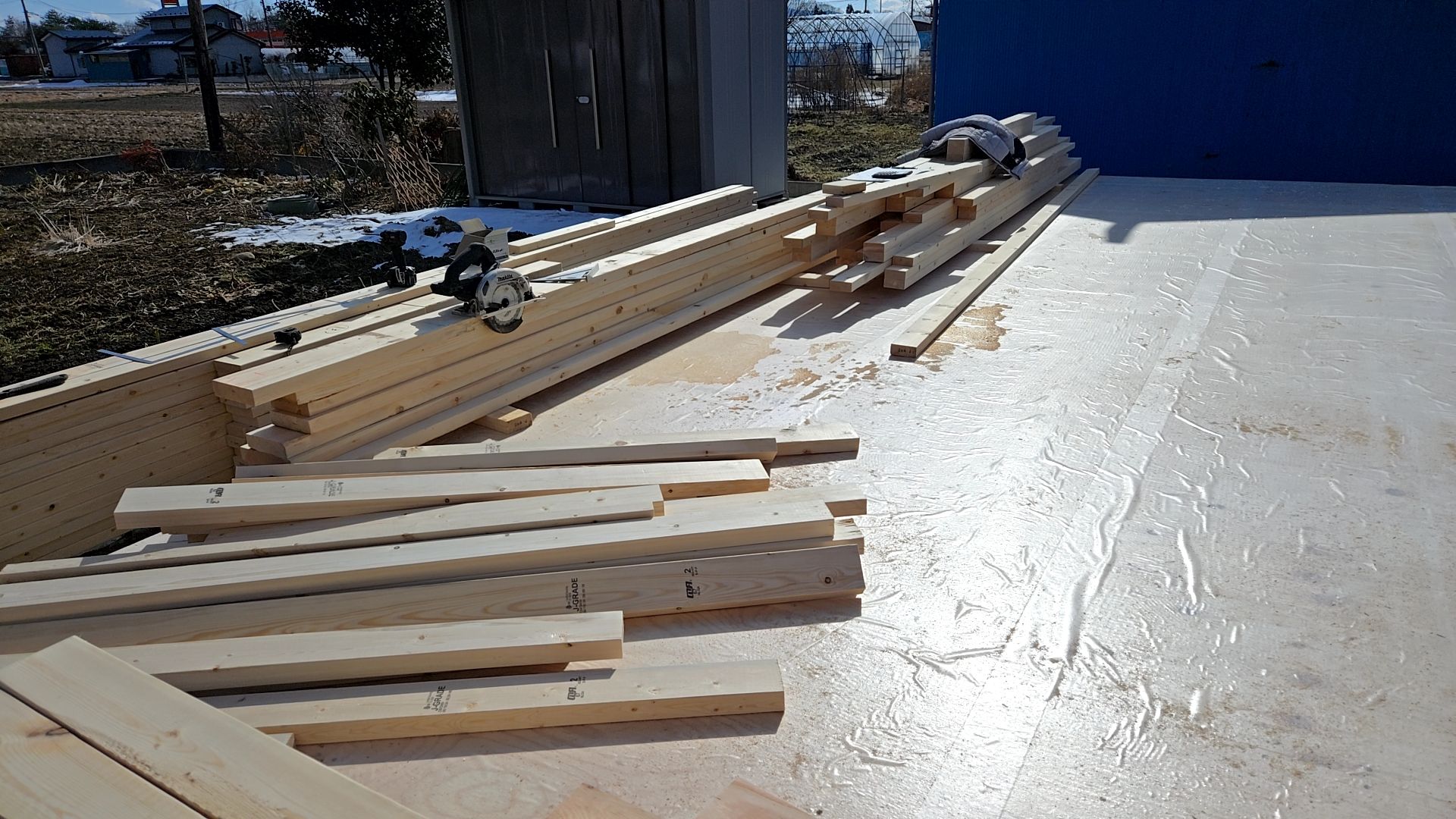 養生をし、現場を片付けながら作業を進めております。