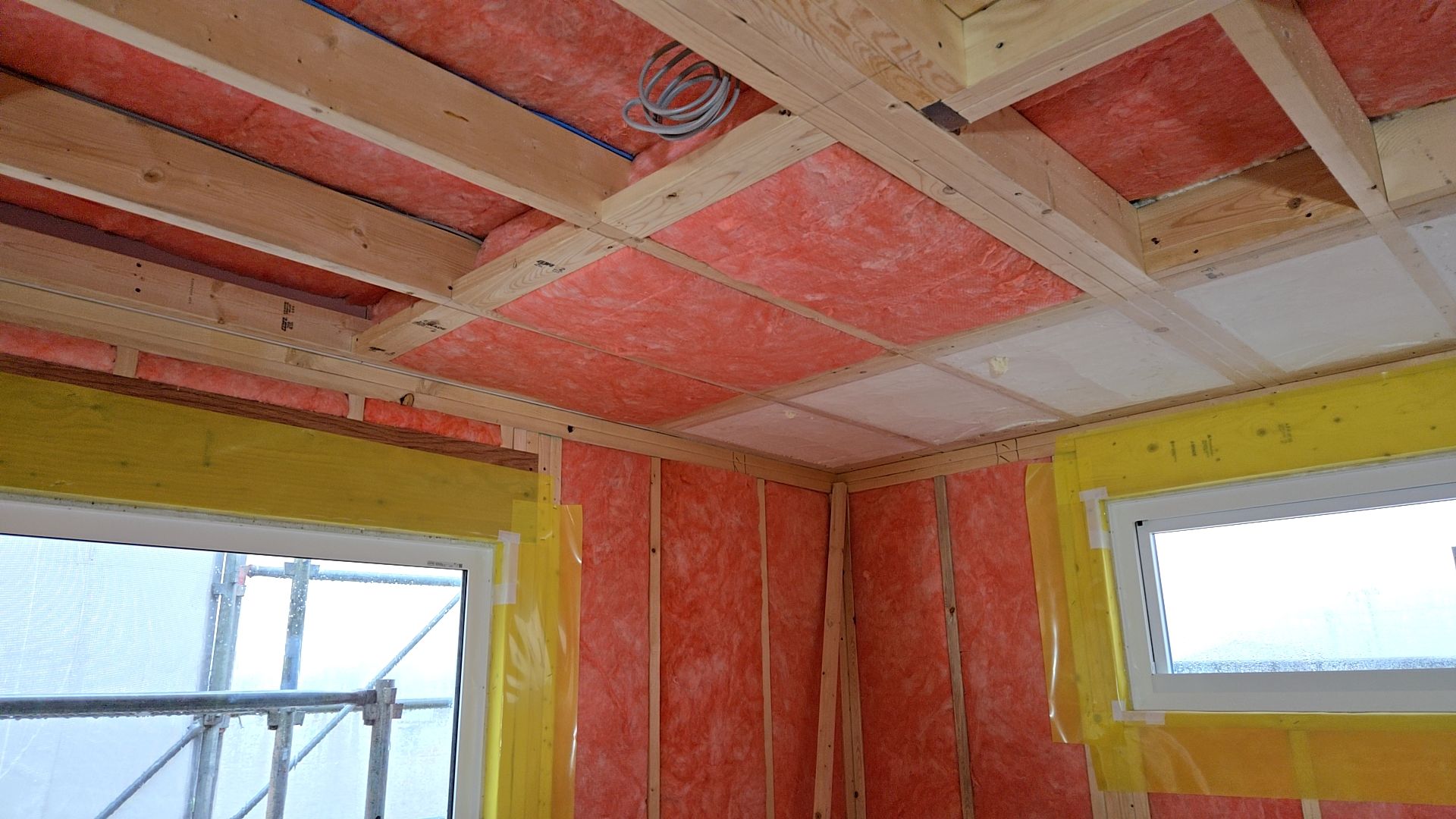 見えない部分ではありますが、家の性能に関わる大切な施工なので、丁寧に作業を進めております。