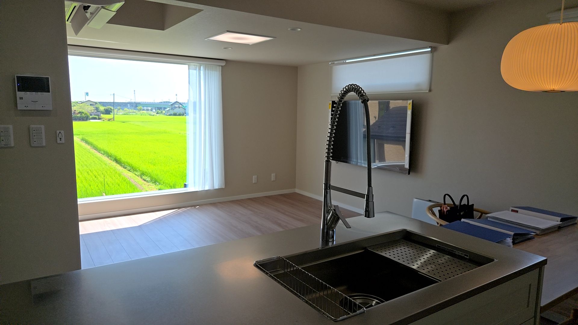 窓から眺める景色が素敵なリビングです。