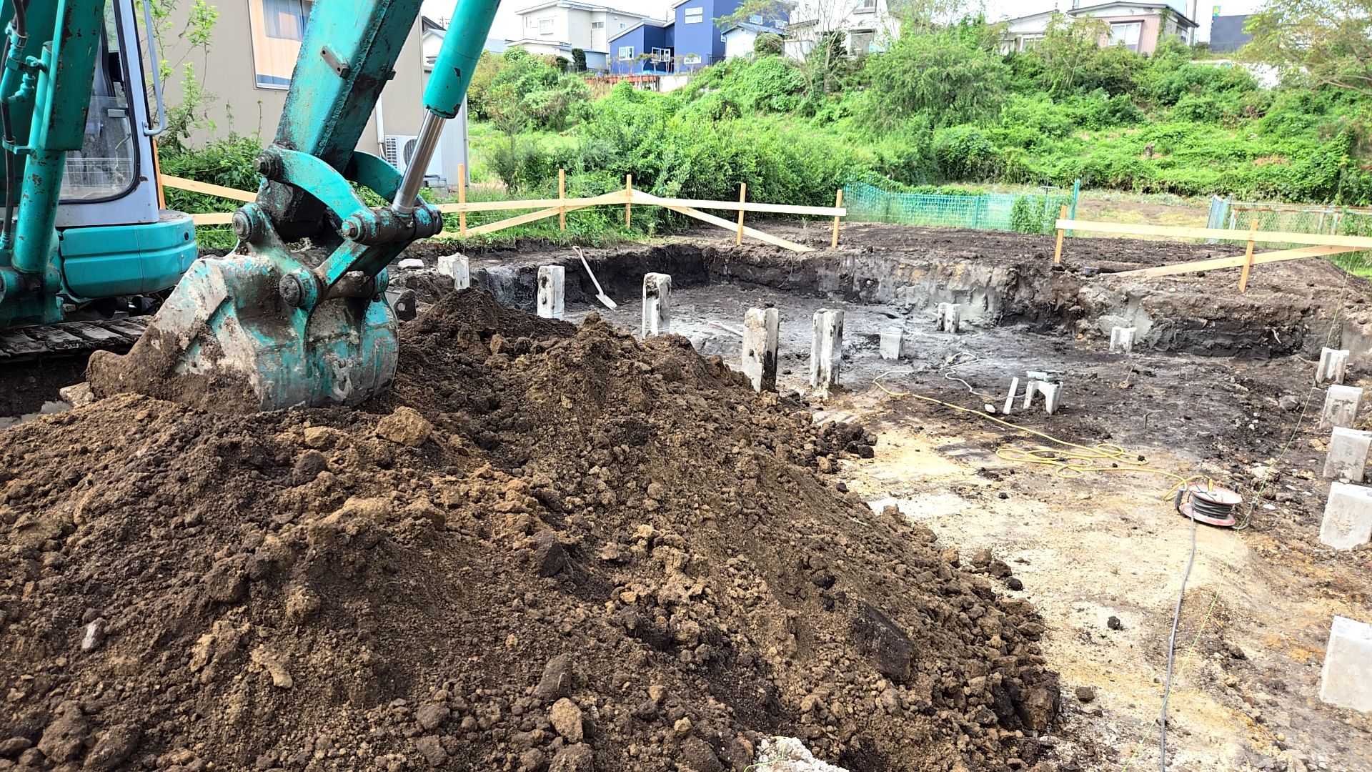 砕石入れも並行して行われている様子です。低盤の厚さを確認し、砕石を入れた部分はきちんと転圧をかけています。