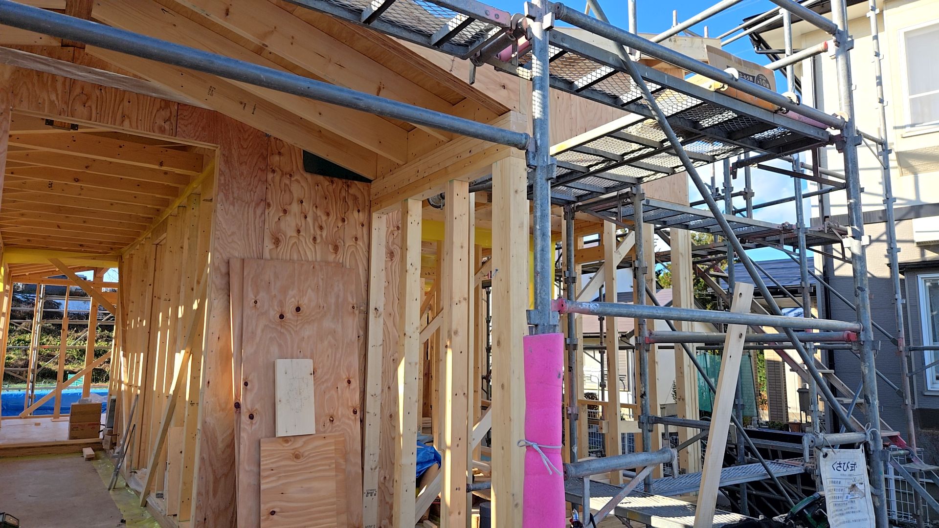 現場をきれいに片付けながら、施工を進めています。