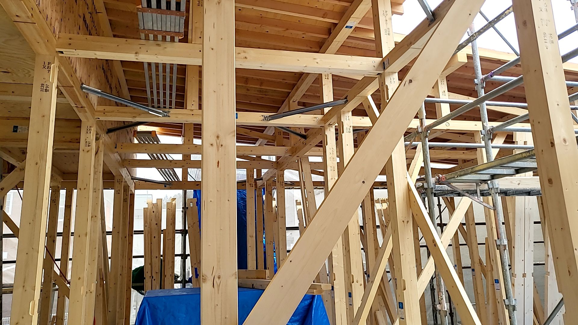 合板張りは釘の間隔、めり込みなどに注意して施工しております。