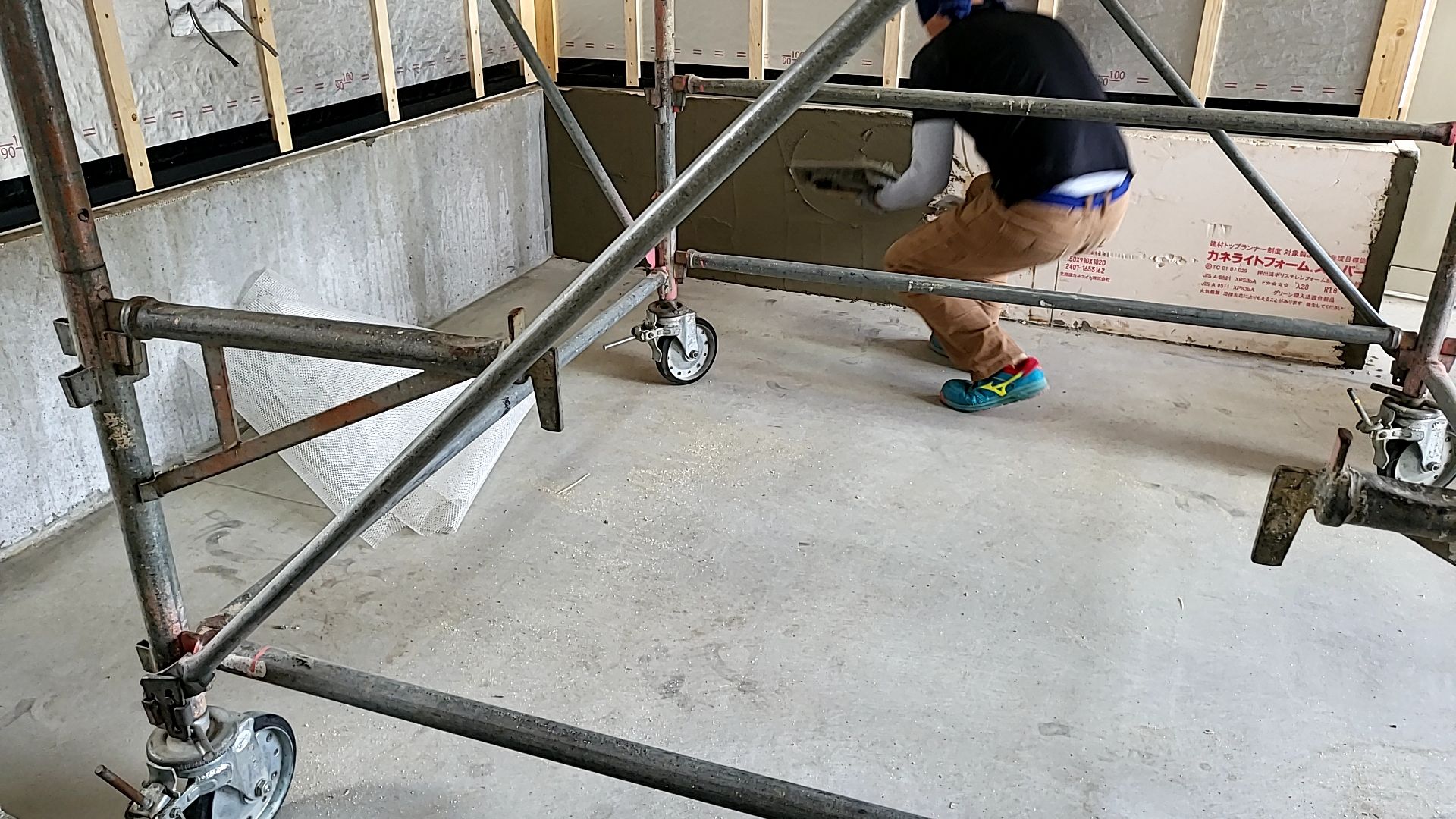 左官業者による一部基礎モルタル塗りが行われている様子です。