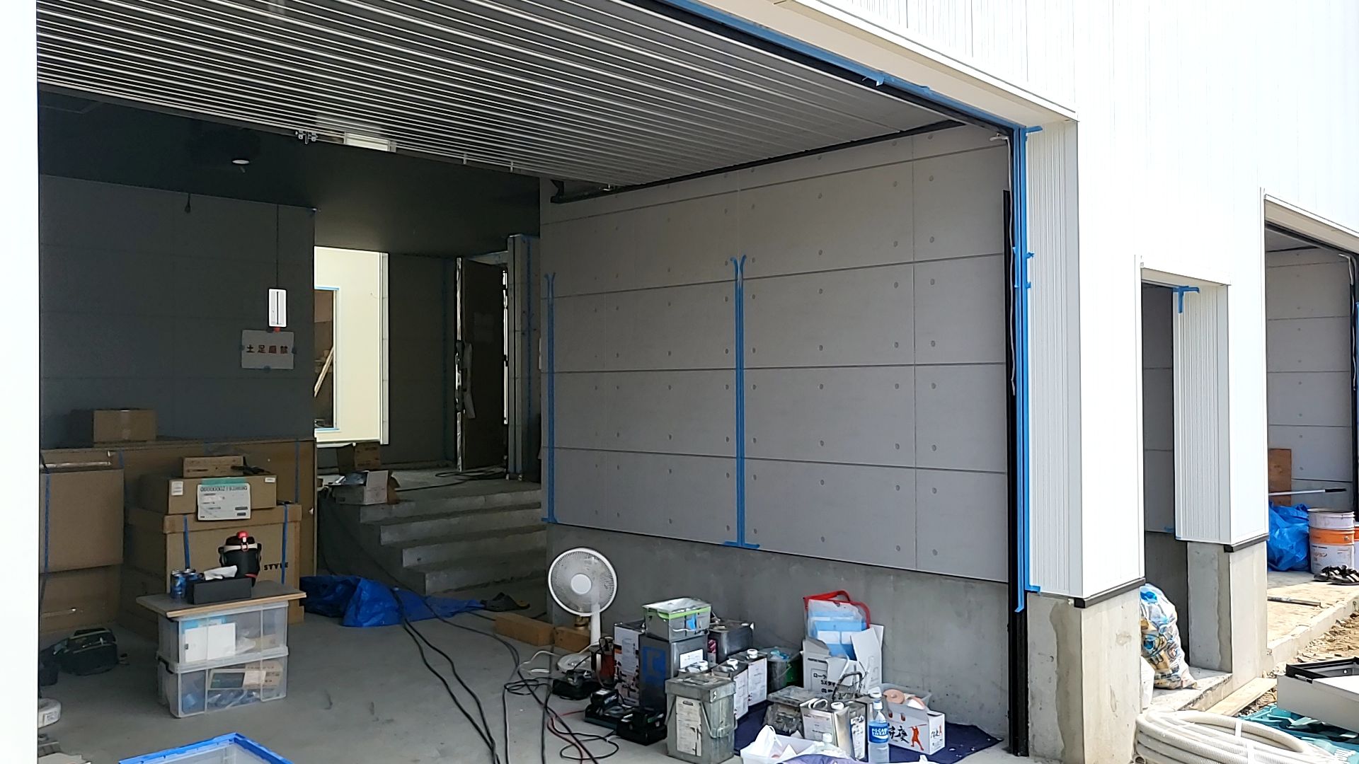 コーキング工事が行われております。