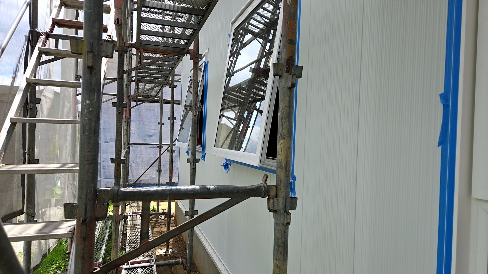 外壁・窓廻りのコーキング工事の様子です。