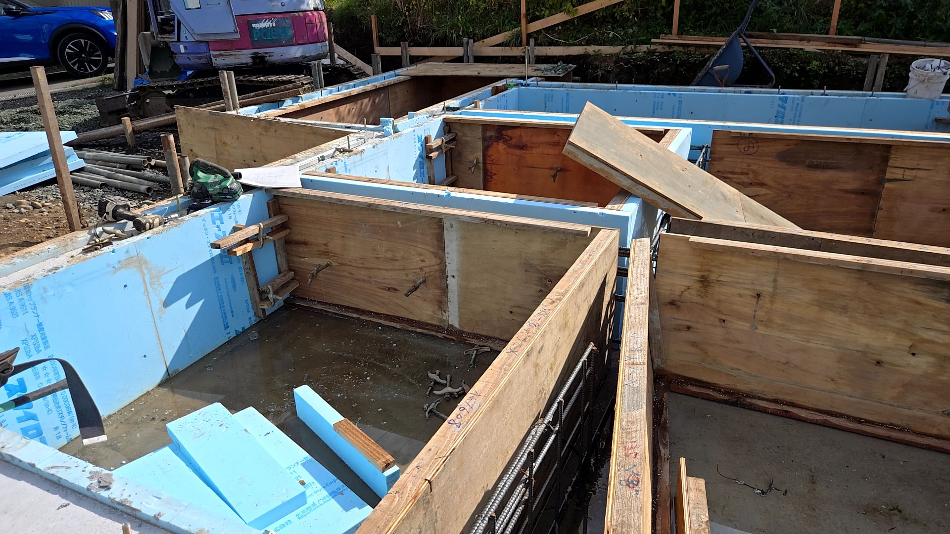 図面・仕様を確認しながら正確に施工を行っております。