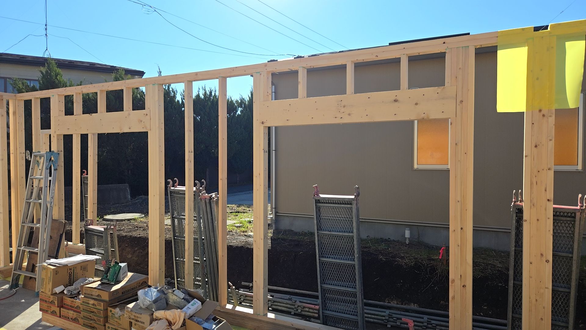 図面・仕様を確認しながら、間違いのないよう壁組の施工が進められております。