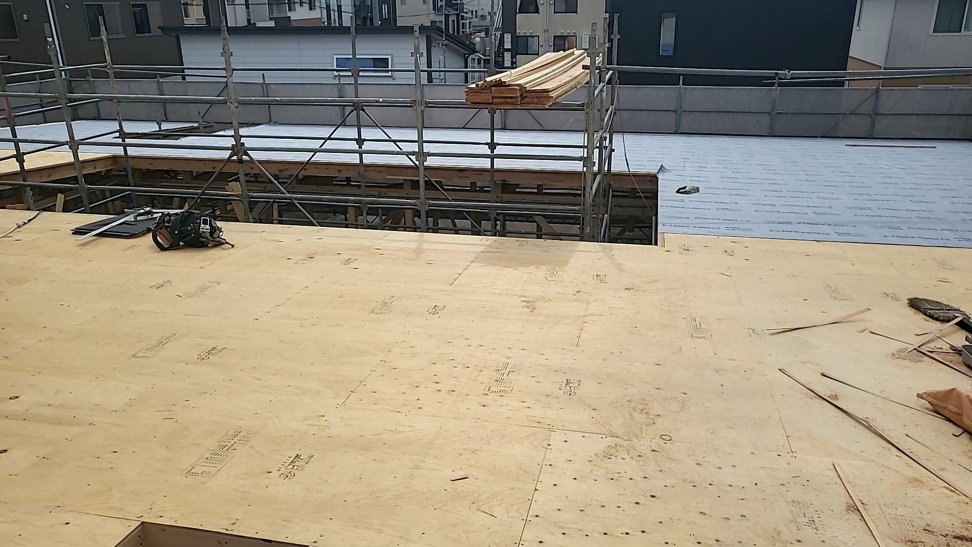 これより透湿防水遮熱シート貼りが行われます。