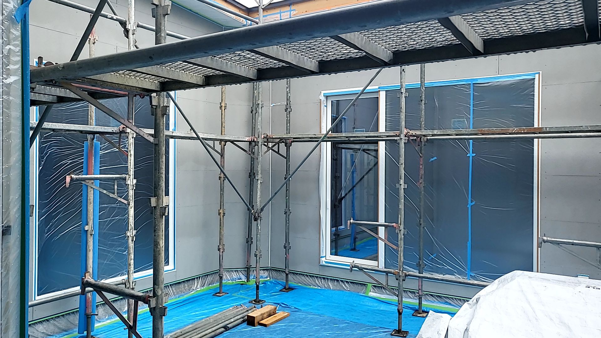 外壁部分に養生を行い、塗り壁の下処理を行っていきます。