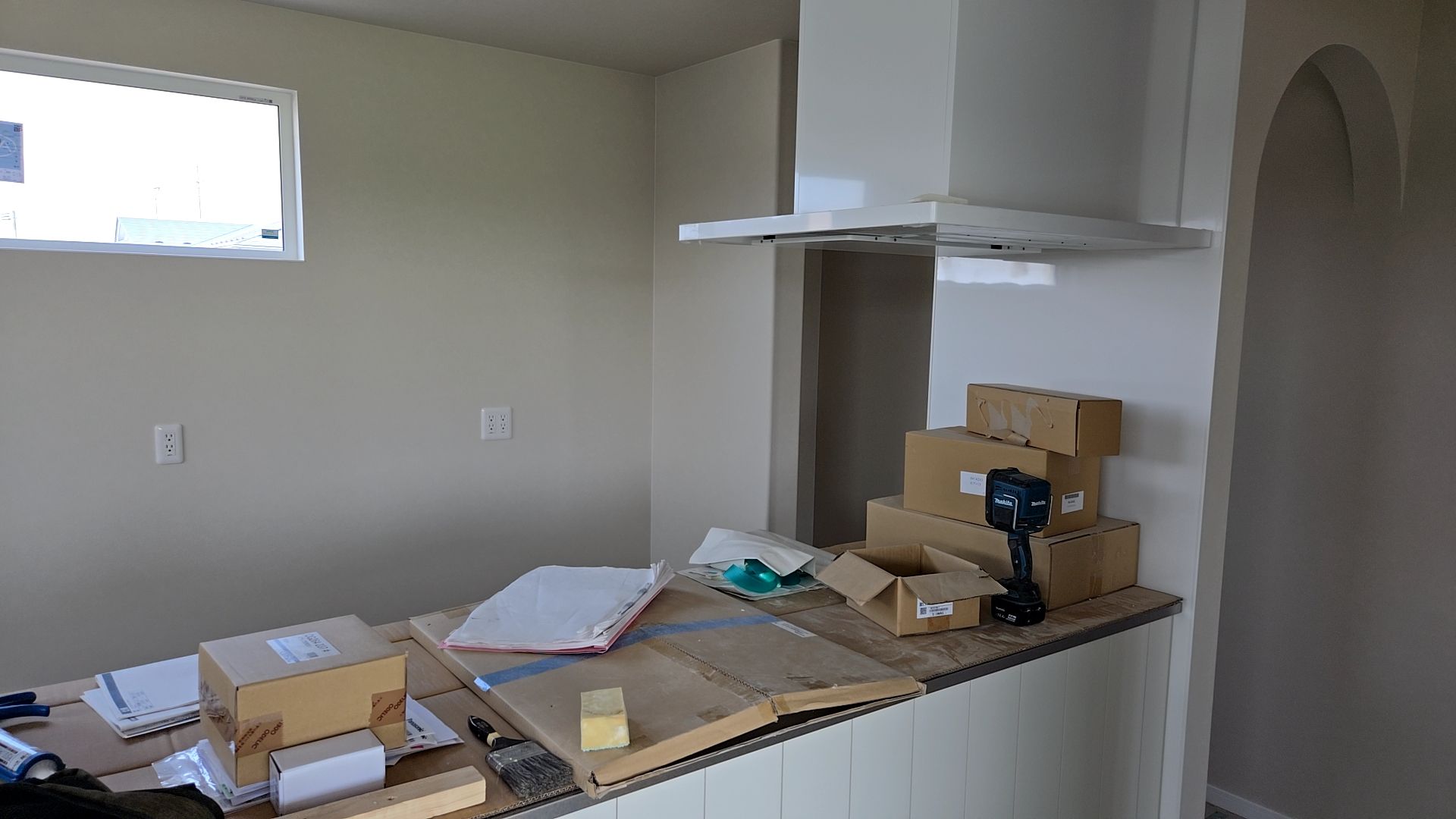 電器・設備・ガス業者による器具の取り付けが行われた様子です。