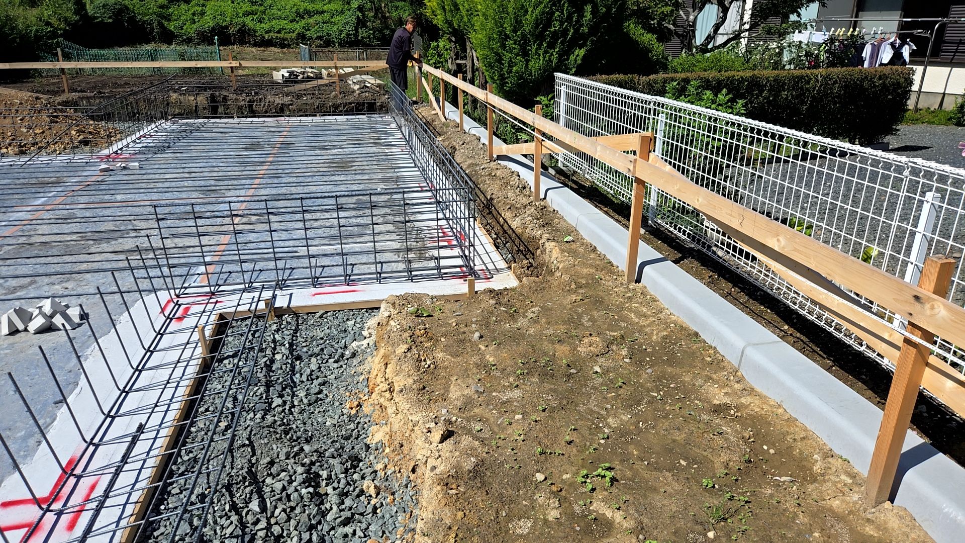 鉄筋の間隔・鉄筋の径など、間違いのないよう確認しながら作業しております。