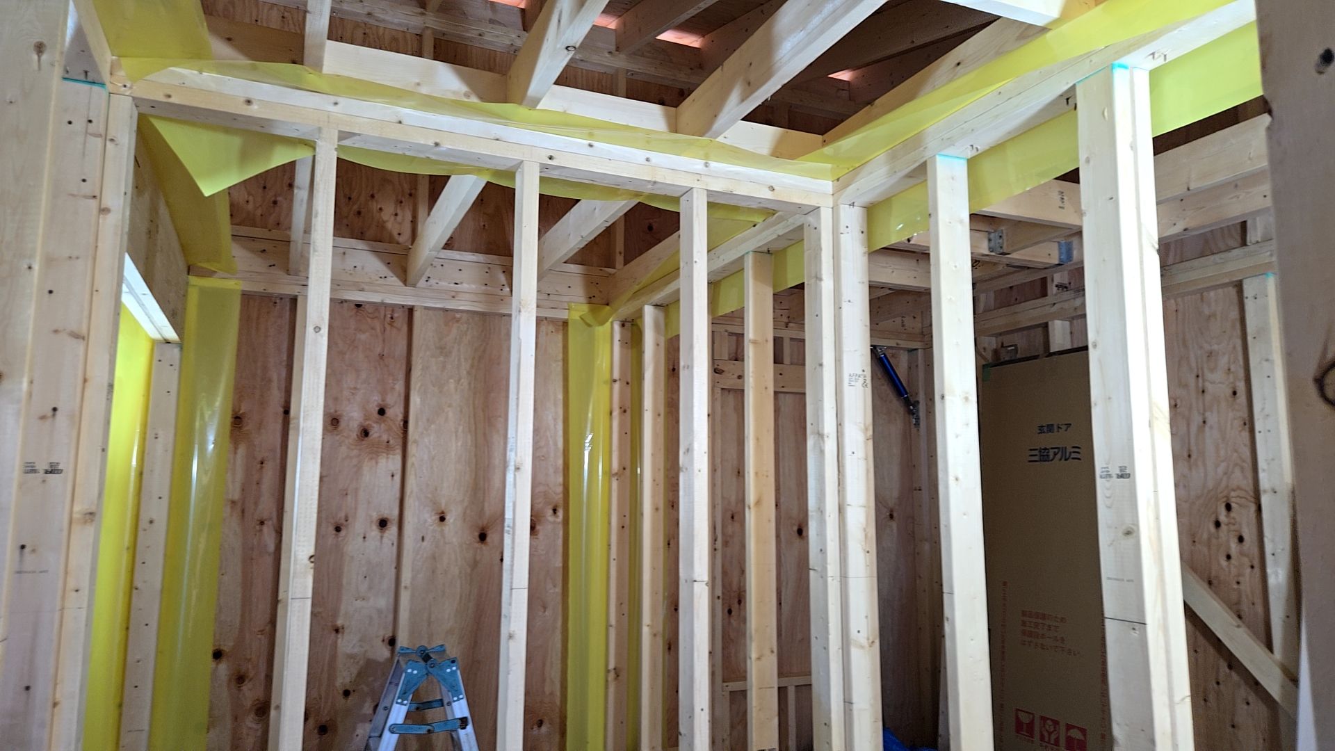 構造計算に基づき、設定された金物を決められた場所に取り付けていきます。