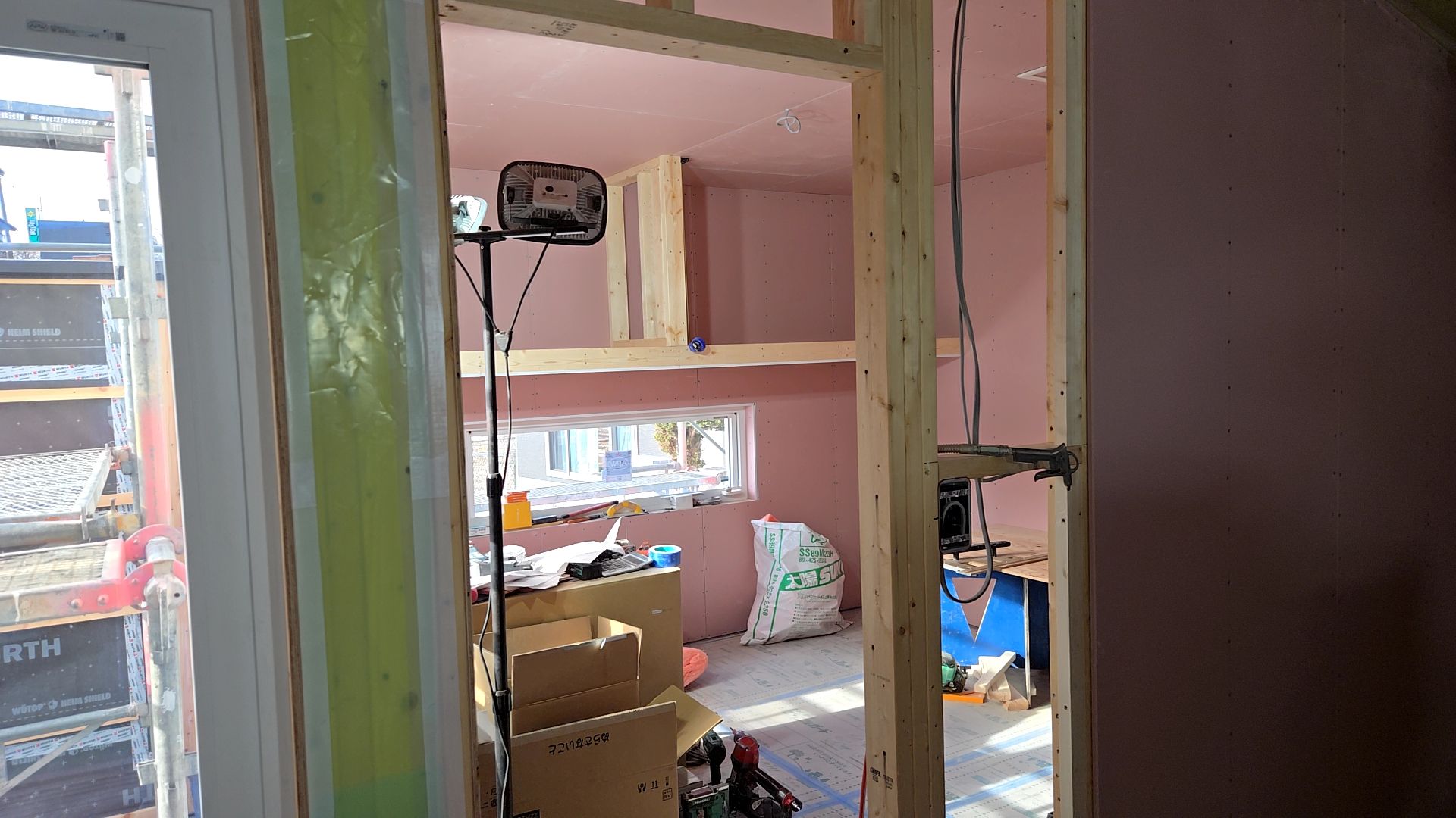 収納の下地造作工事の様子です。図面を確認し下地の位置に注意し造作工事を行っています。