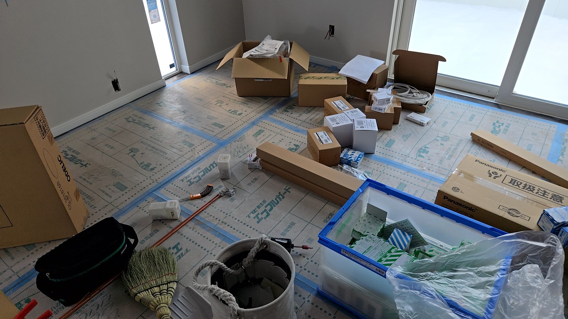 器具が搬入されました。これから図面を確認しながら、器具の取り付けを行っていきます。