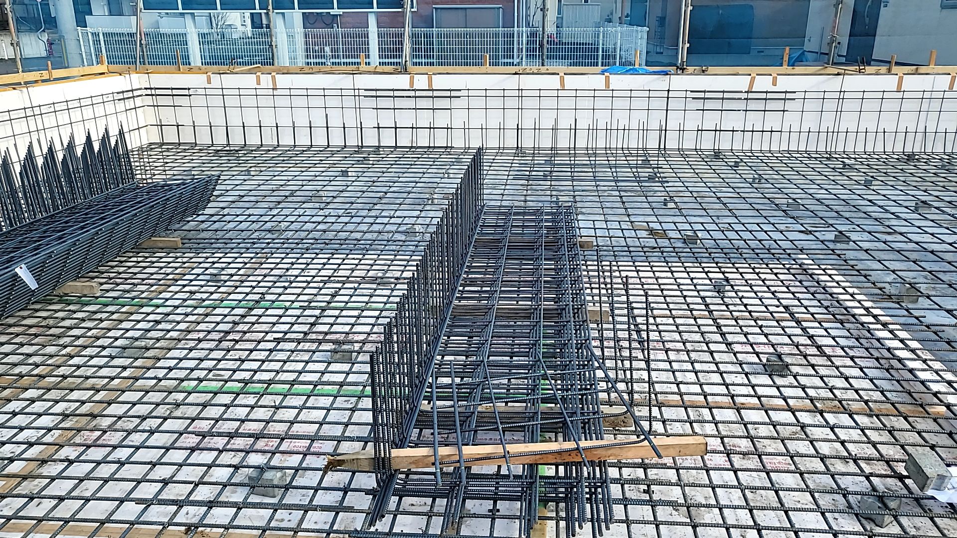 引き続きにはなりますが、鉄筋の径・間隔など、図面を確認しながらの作業が続いております。