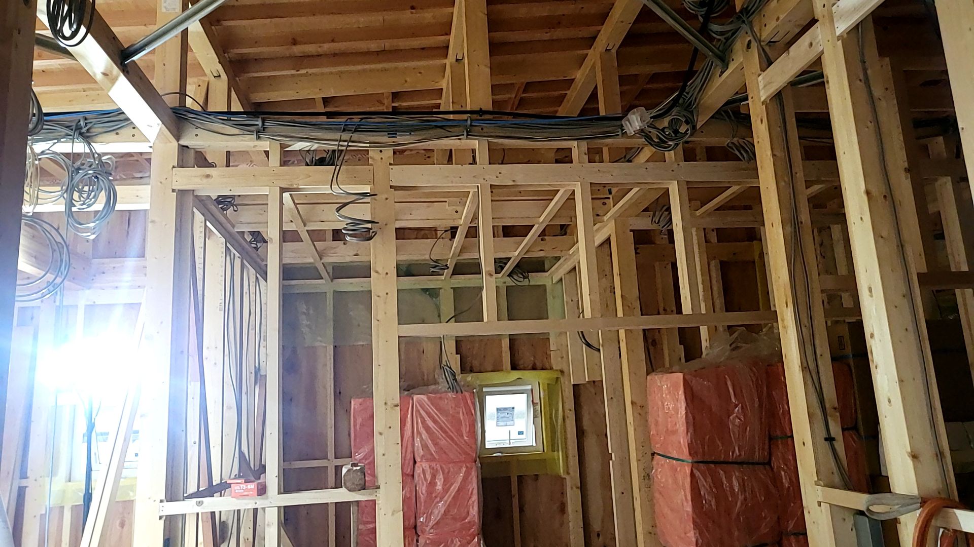 内部配線工事を行っております。図面を確認しながら間違いのないよう配線を行っております。