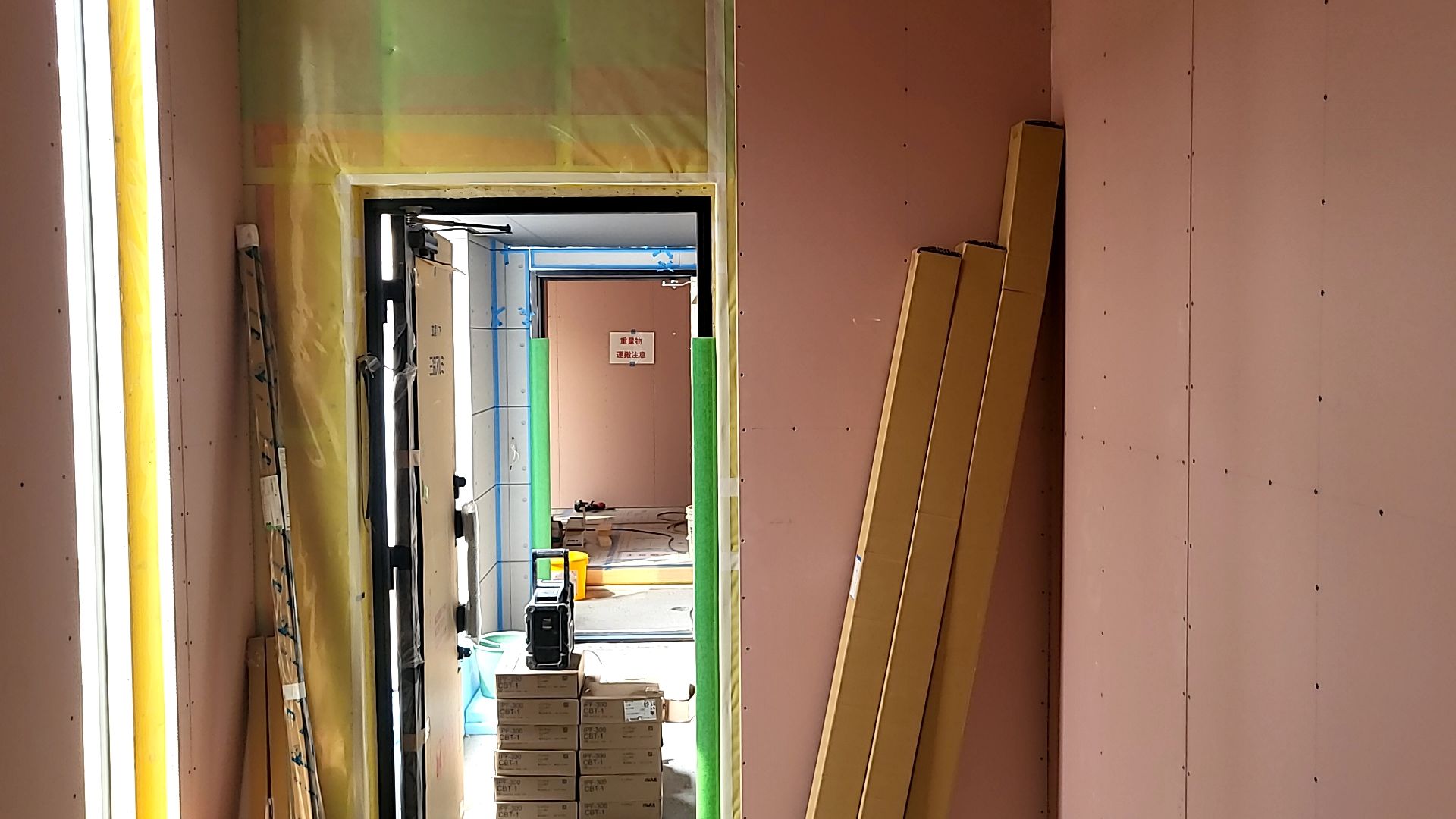 下地造作工事が引き続き進められております。