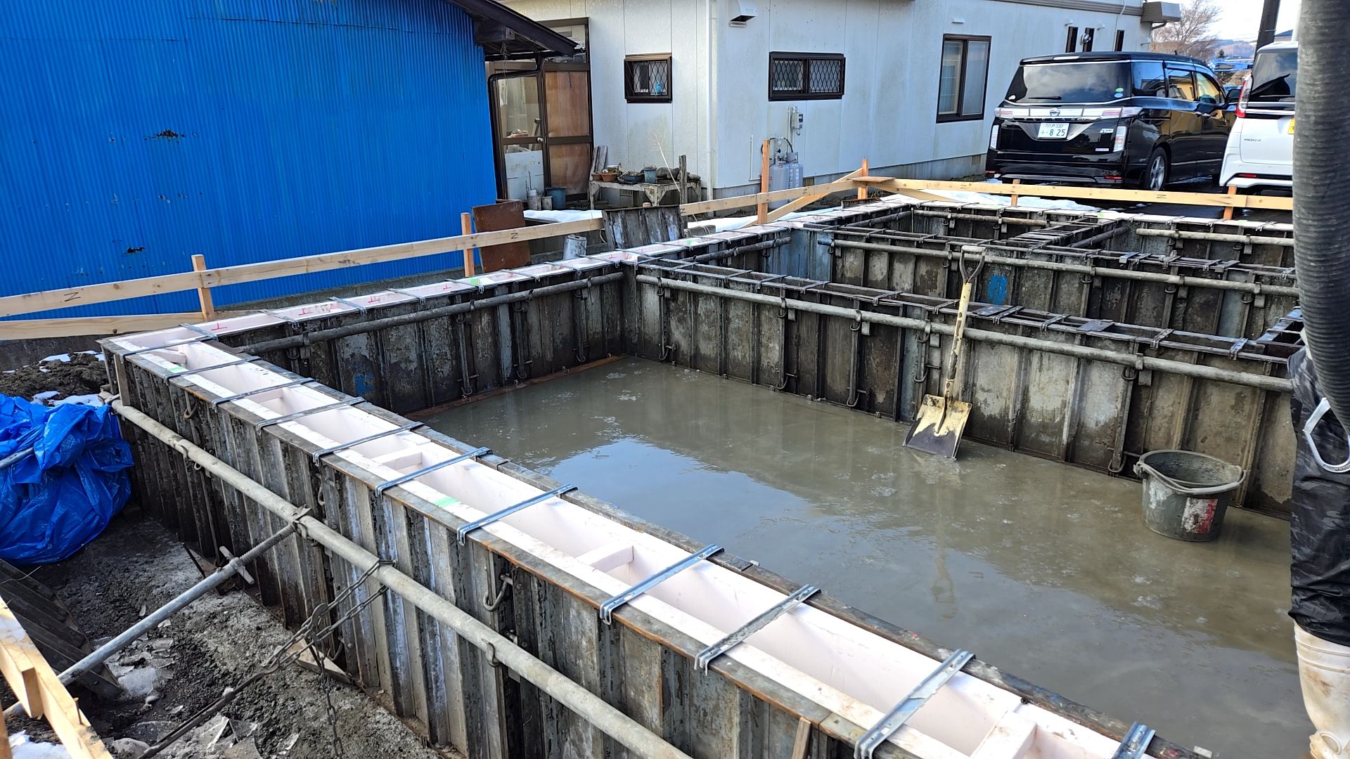 バイブレーターをかけながら、コンクリートの打ち込みを行っていきます。