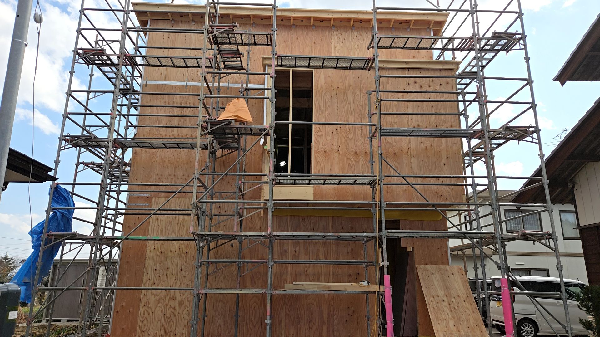 金物が取り付けられた様子です。図面・仕様を確認しながら正確に取り付けていきます。