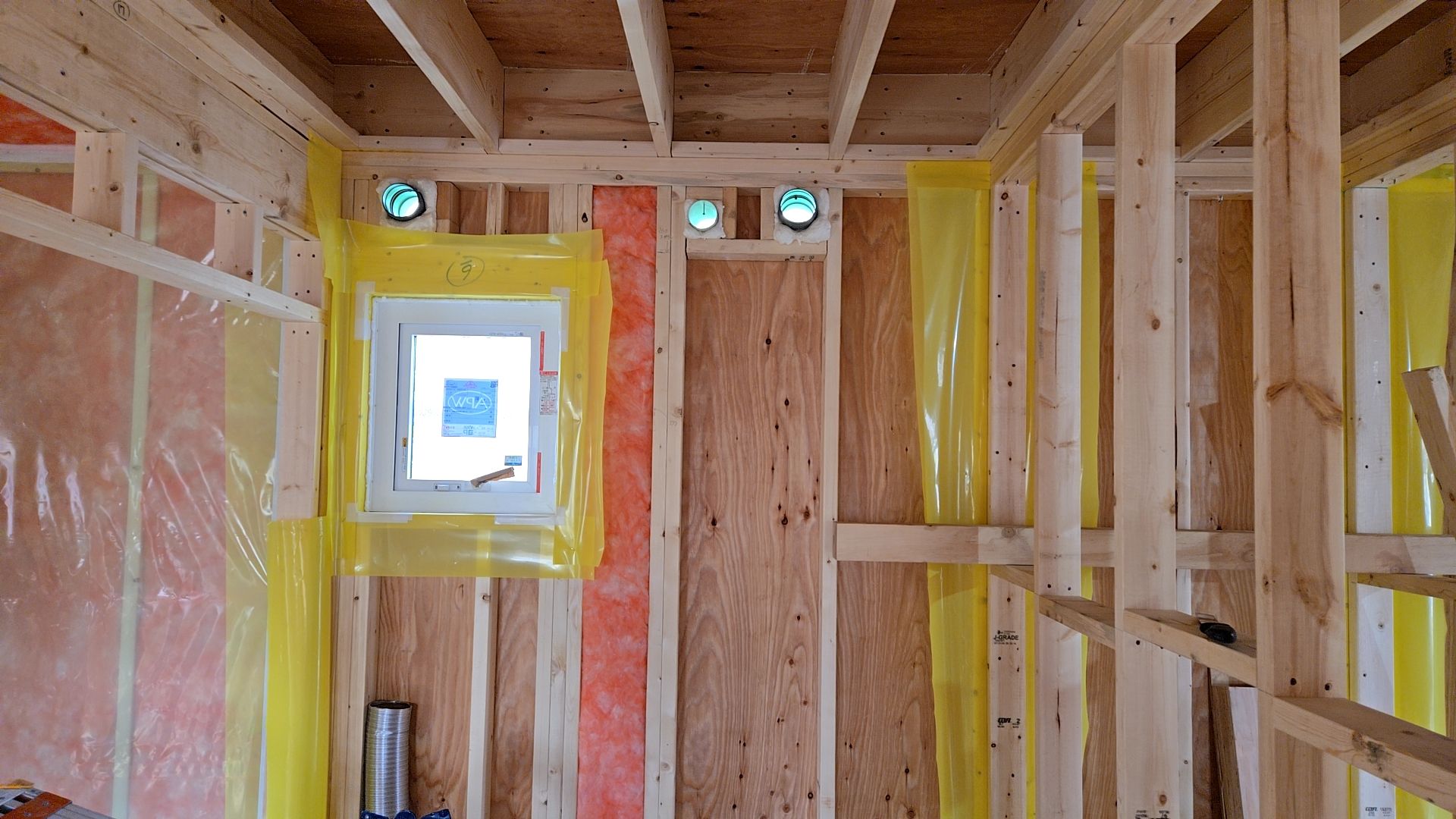 断熱の厚さなどを確認しながら施工を進めております。