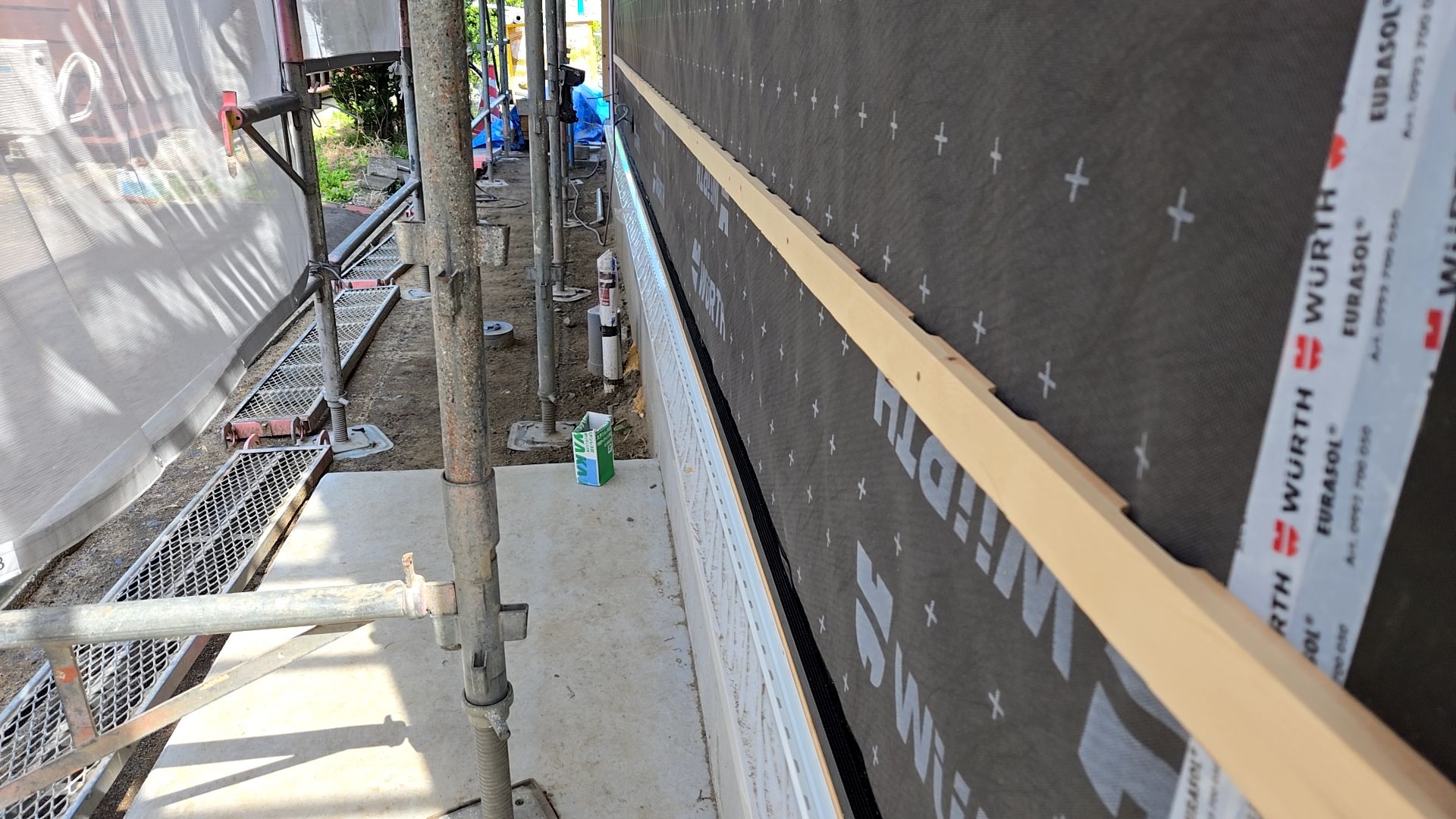 図面・仕様を確認しながら正確に施工を進めています。