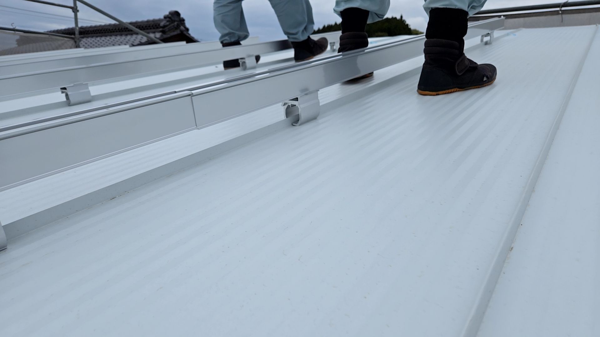 高所作業のため安全に十分注意し、怪我や事故のないよう作業を進めております。