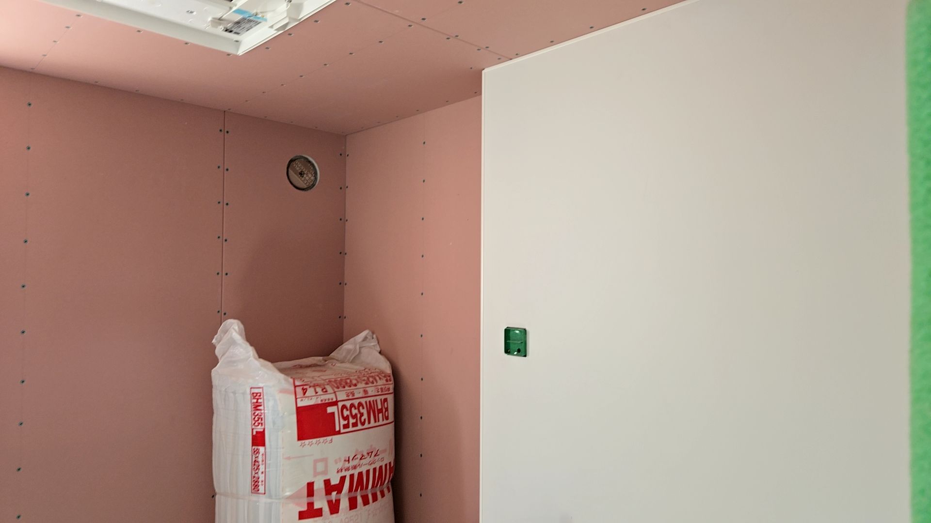 造作工事が行われております。マグネットボードが張られた様子です。