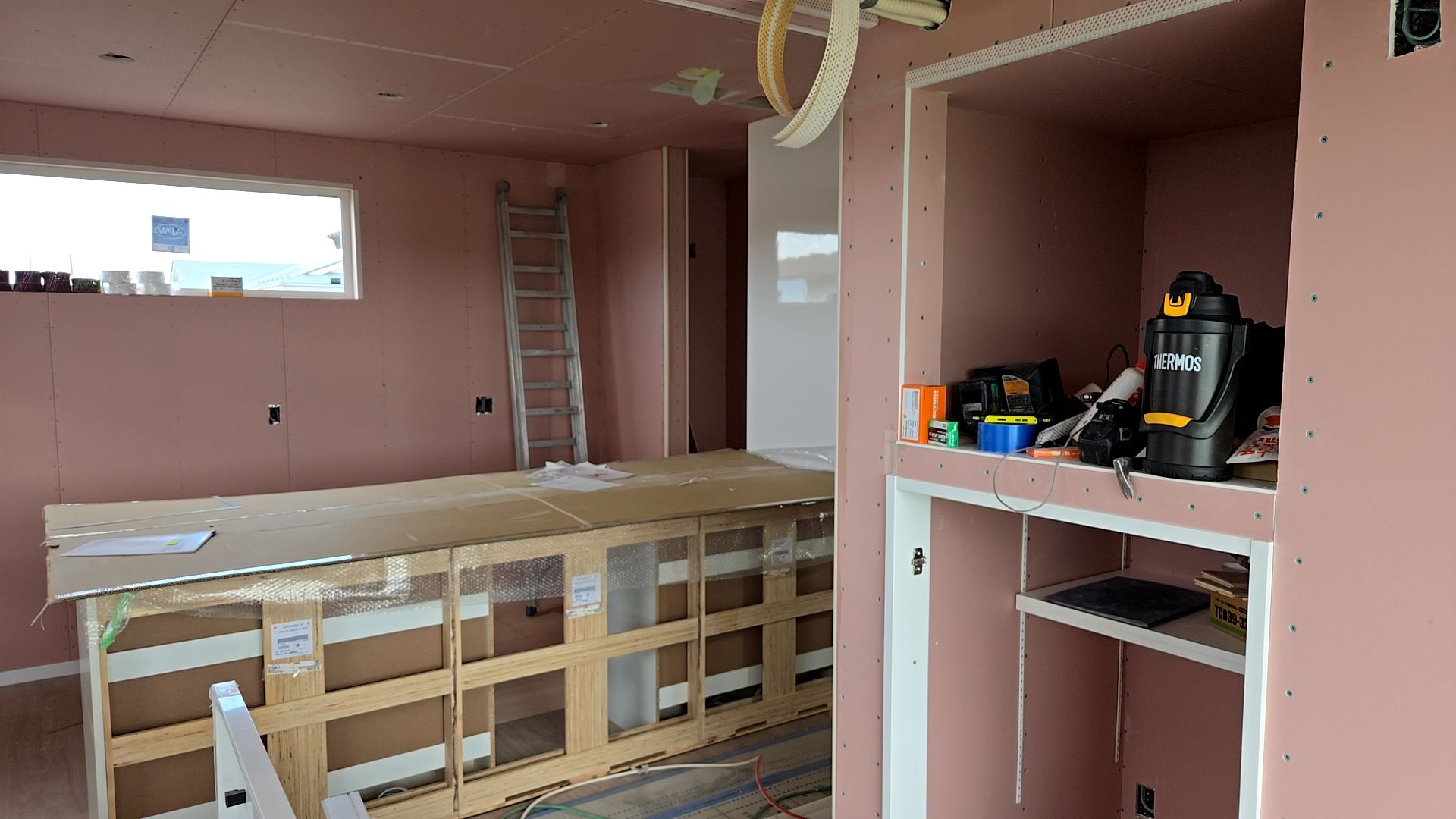 昨日に引き続き、建築によるキッチンの取り付けが行われております。