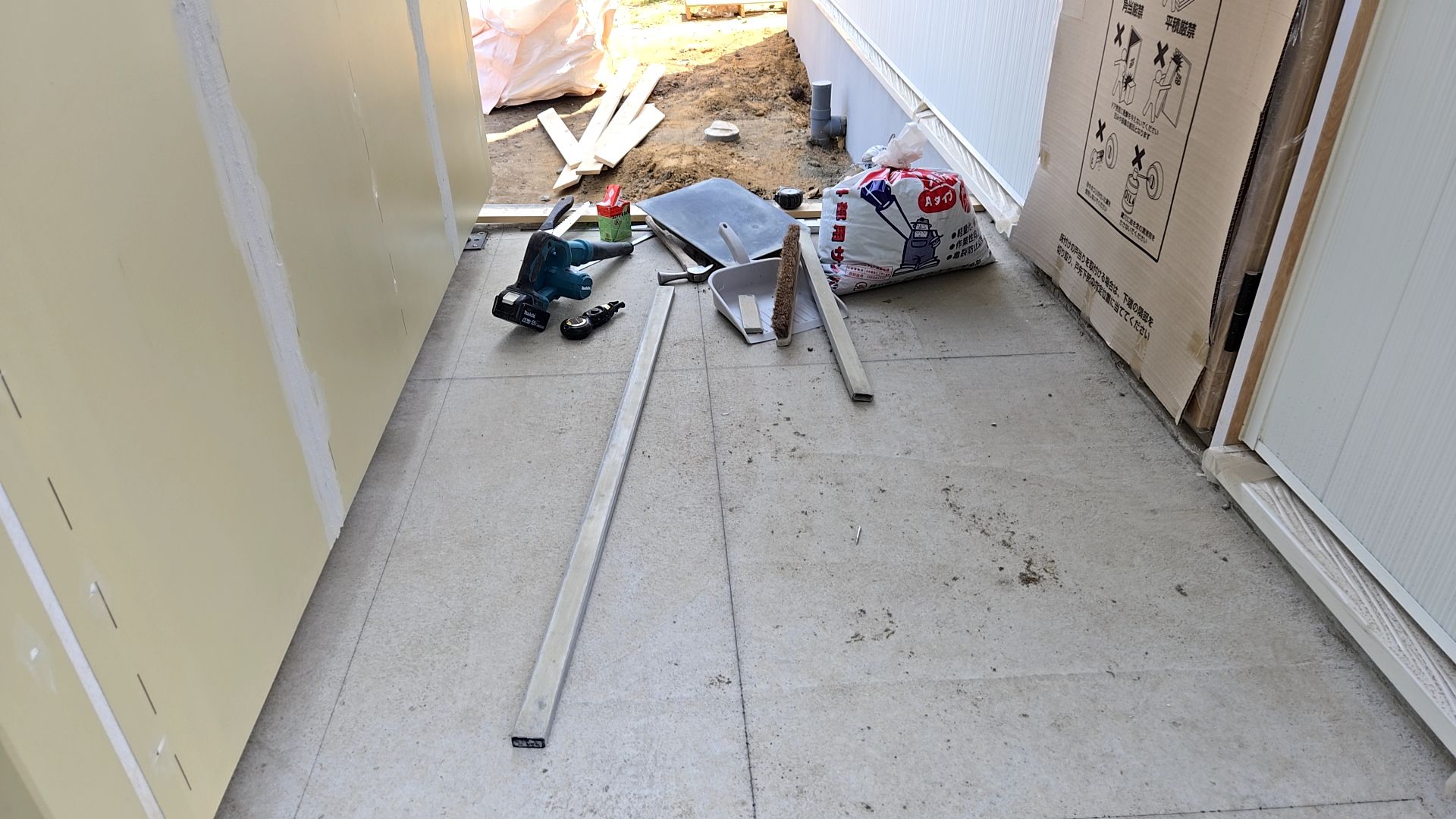 左官業者によるポーチ・玄関部分、タイル貼り前のモルタル塗りが行われております。
