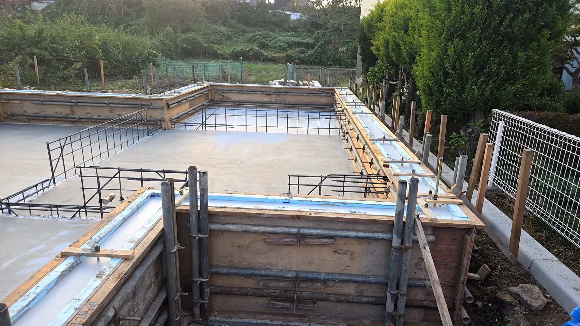 現場の周りなどきちんと片付けきれいに清掃も行っております。