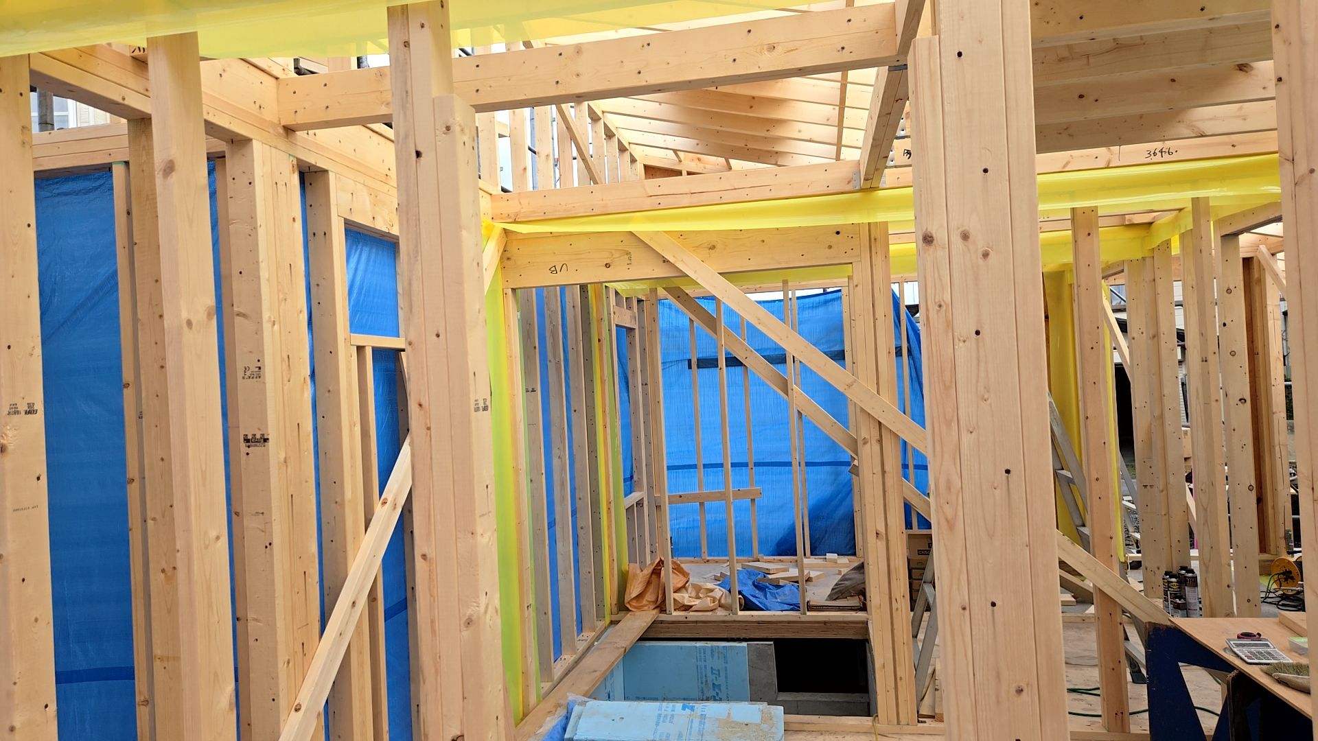 図面を確認しながら、使用する部材などに間違いがないよう施工を行っています。