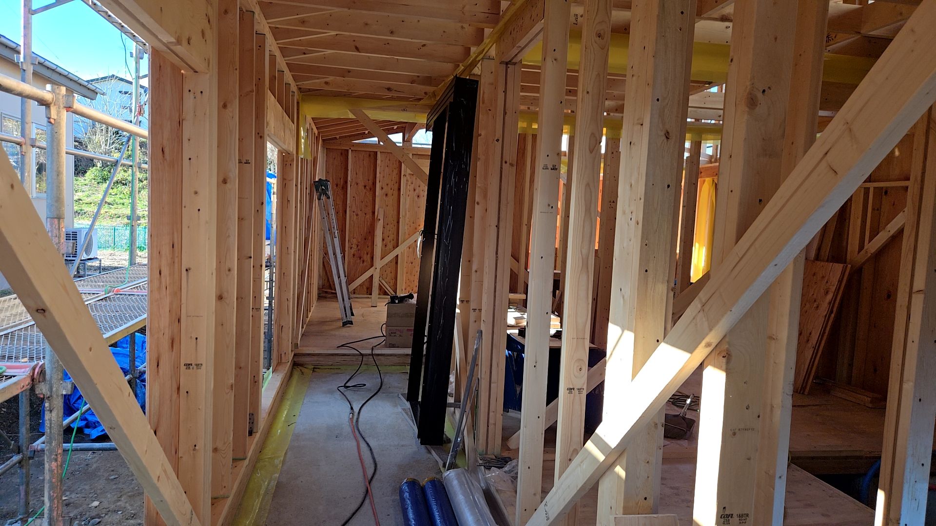 現場内はきれいに整頓しながら、事故やケガのないよう片付けられています。