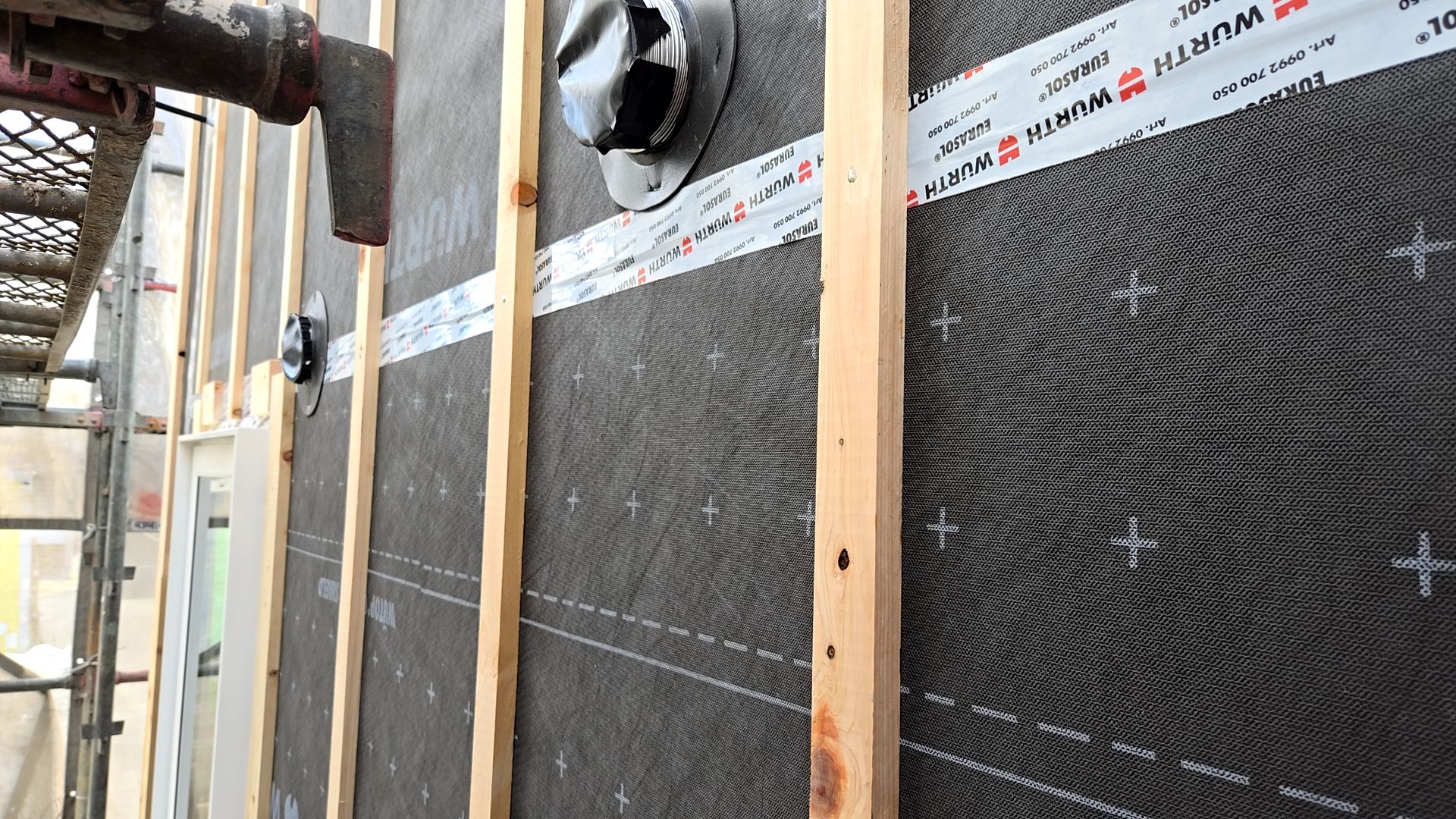 外部の電気配線工事の様子です。外部に貫通する配線の部分は、十分に注意して気密防水処理を行っております。