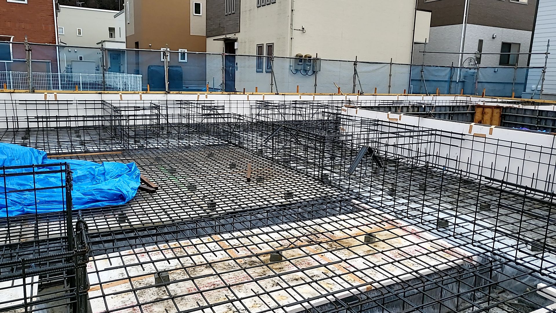 引き続き鉄筋の径・間隔など、図面を確認しながら作業を進めております。