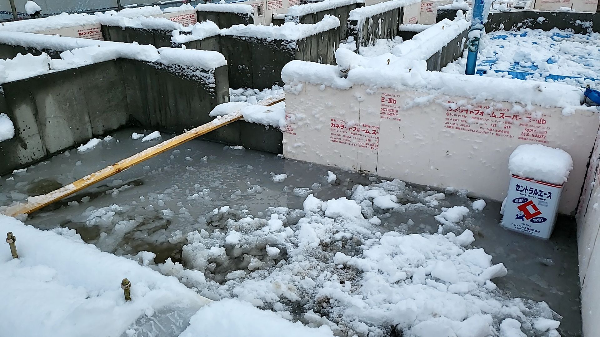 コンクリートの仕上げ高を確認し作業を進めております。