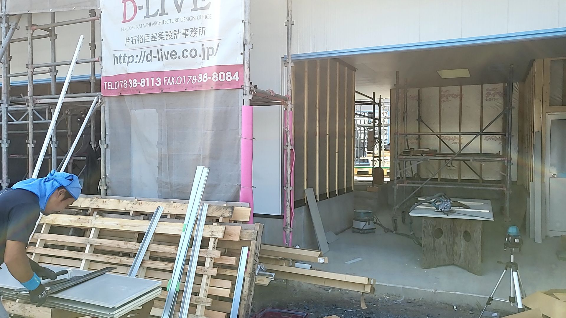 外壁張り工事が進められている様子です。