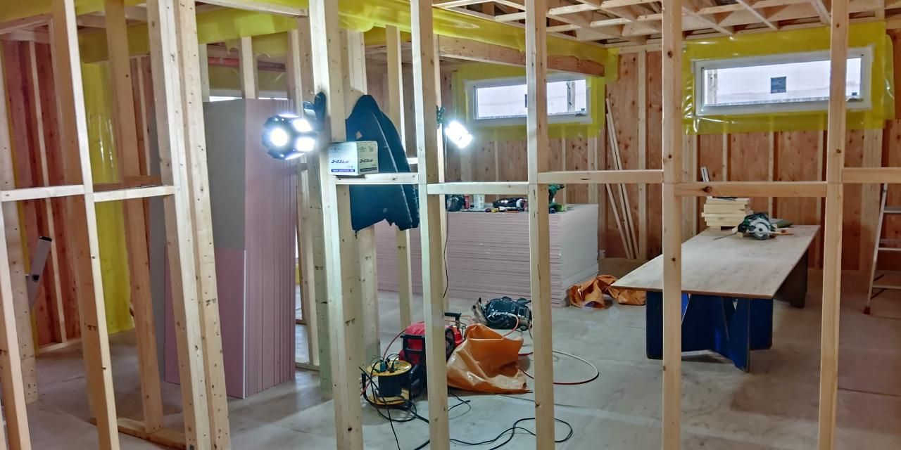 外部壁一部に断熱材が充填されました。