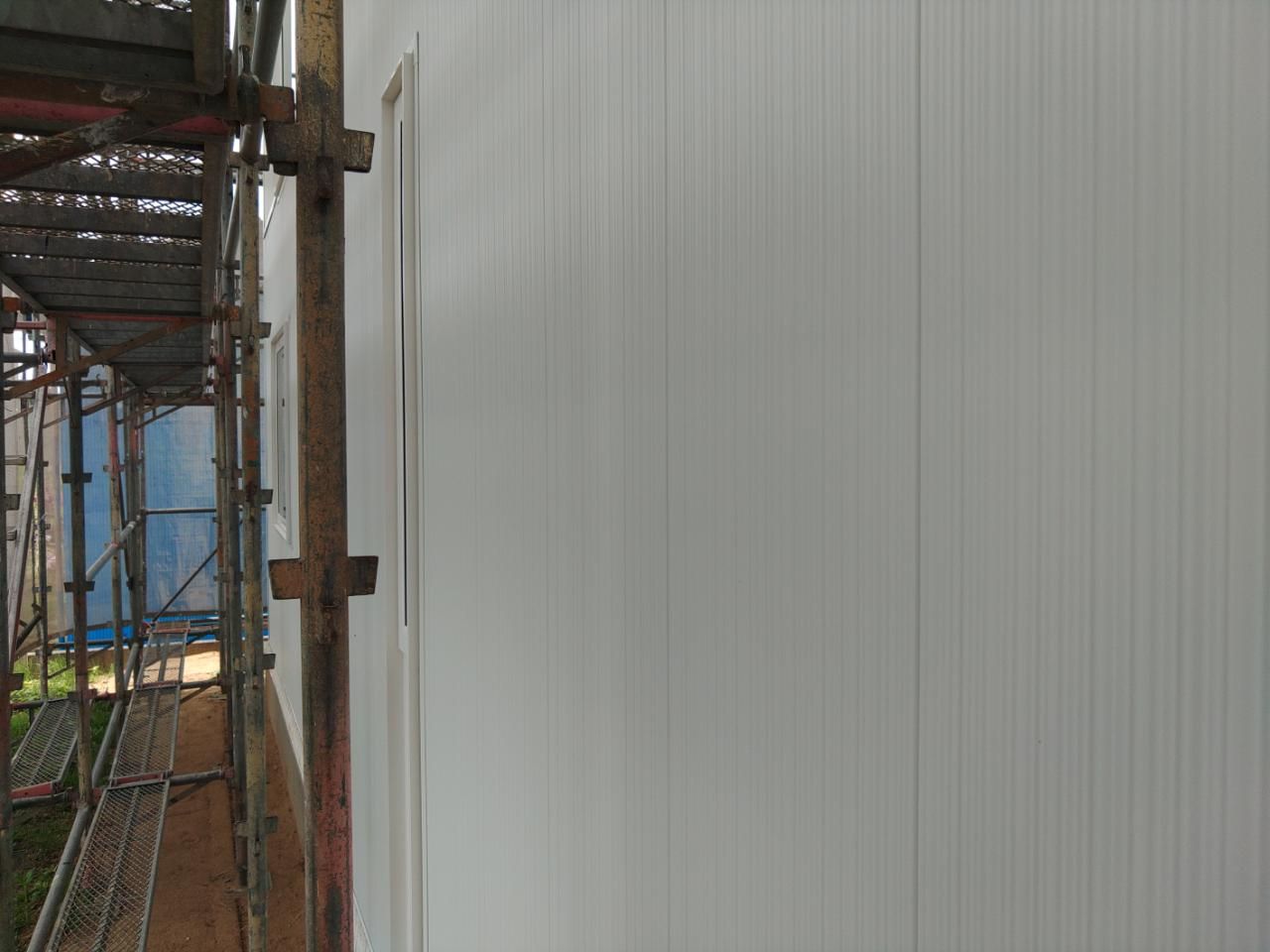 キズや汚れを付けないよう、丁寧に作業しています。