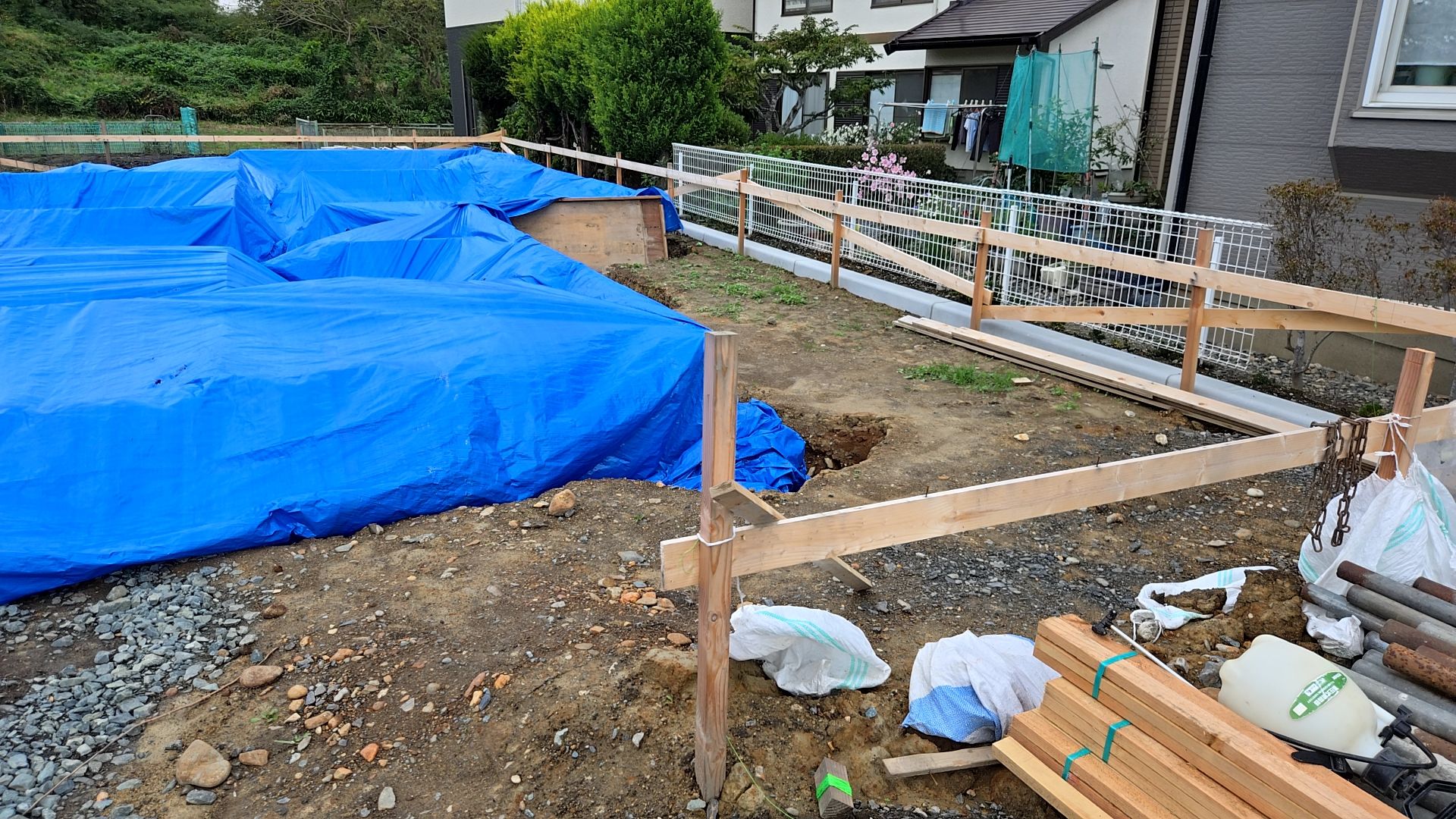 隙間のないようブルーシートを丁寧にかぶせています。