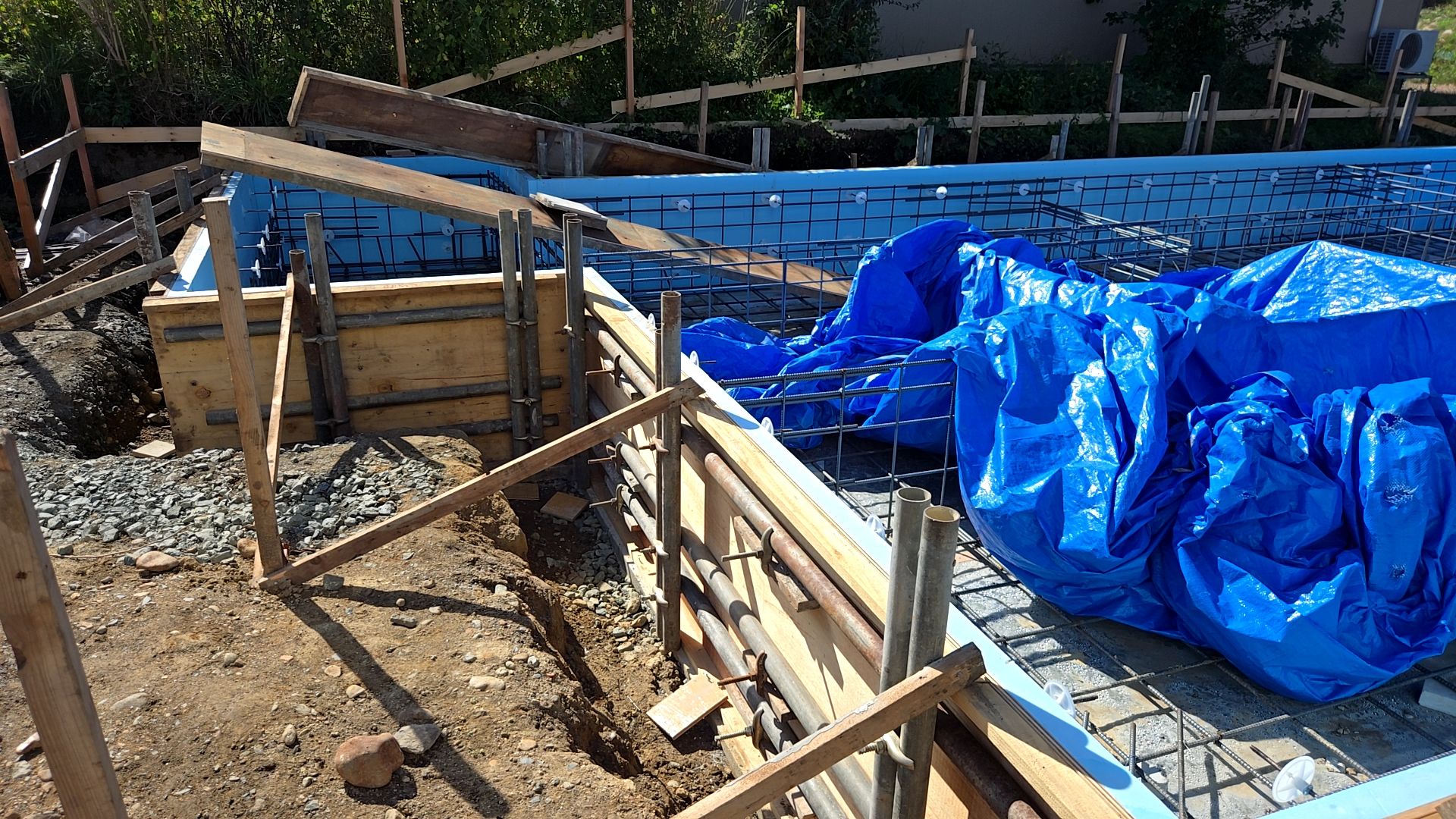 断熱材にキズなどを付けないよう丁寧に施工しております。