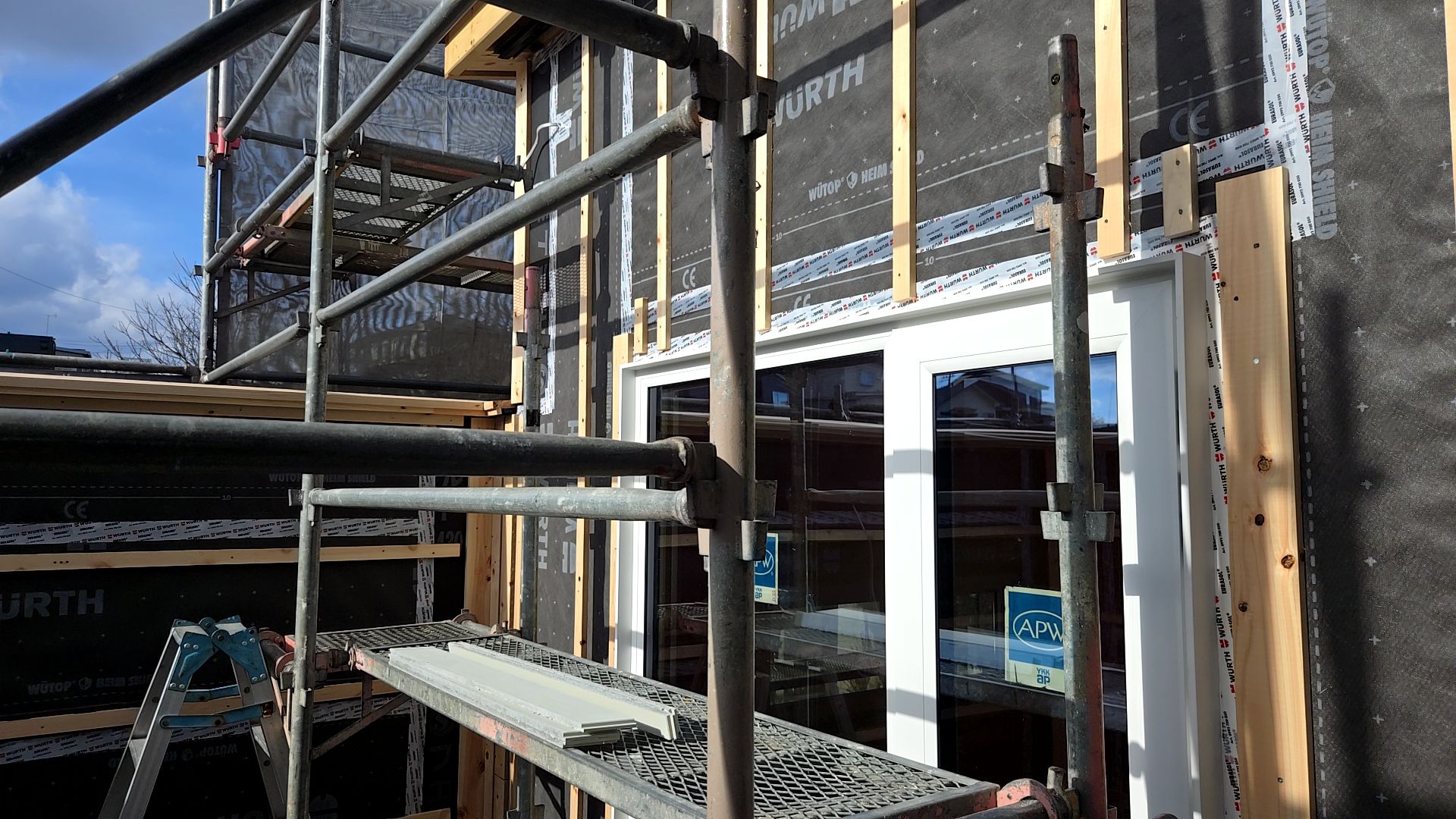 通気胴縁の施工も引き続き進められております。釘の打ちかた（めり込みや間隔）に十分注意し、施工しております。