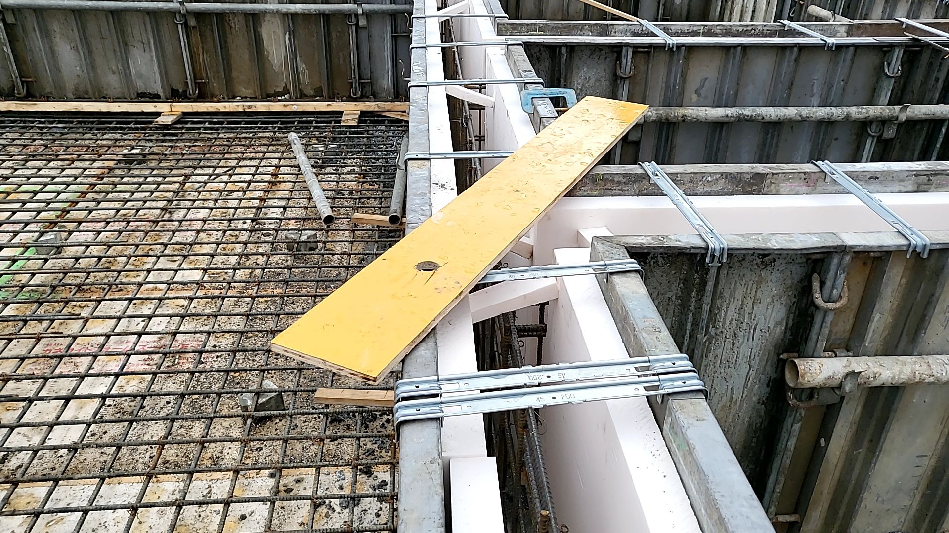 基礎の幅・枠と鉄筋の距離を確認しながら施工しております。