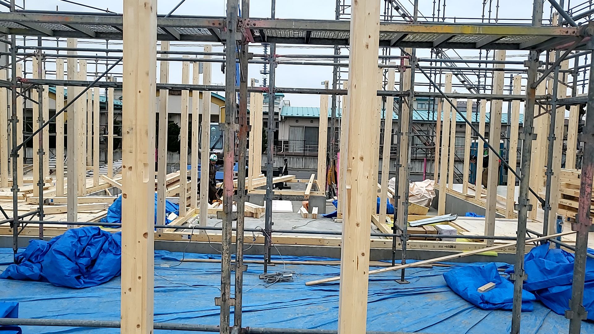 安全面には十分注意をして、ヘルメット・安全帯を着用し作業を行っております。