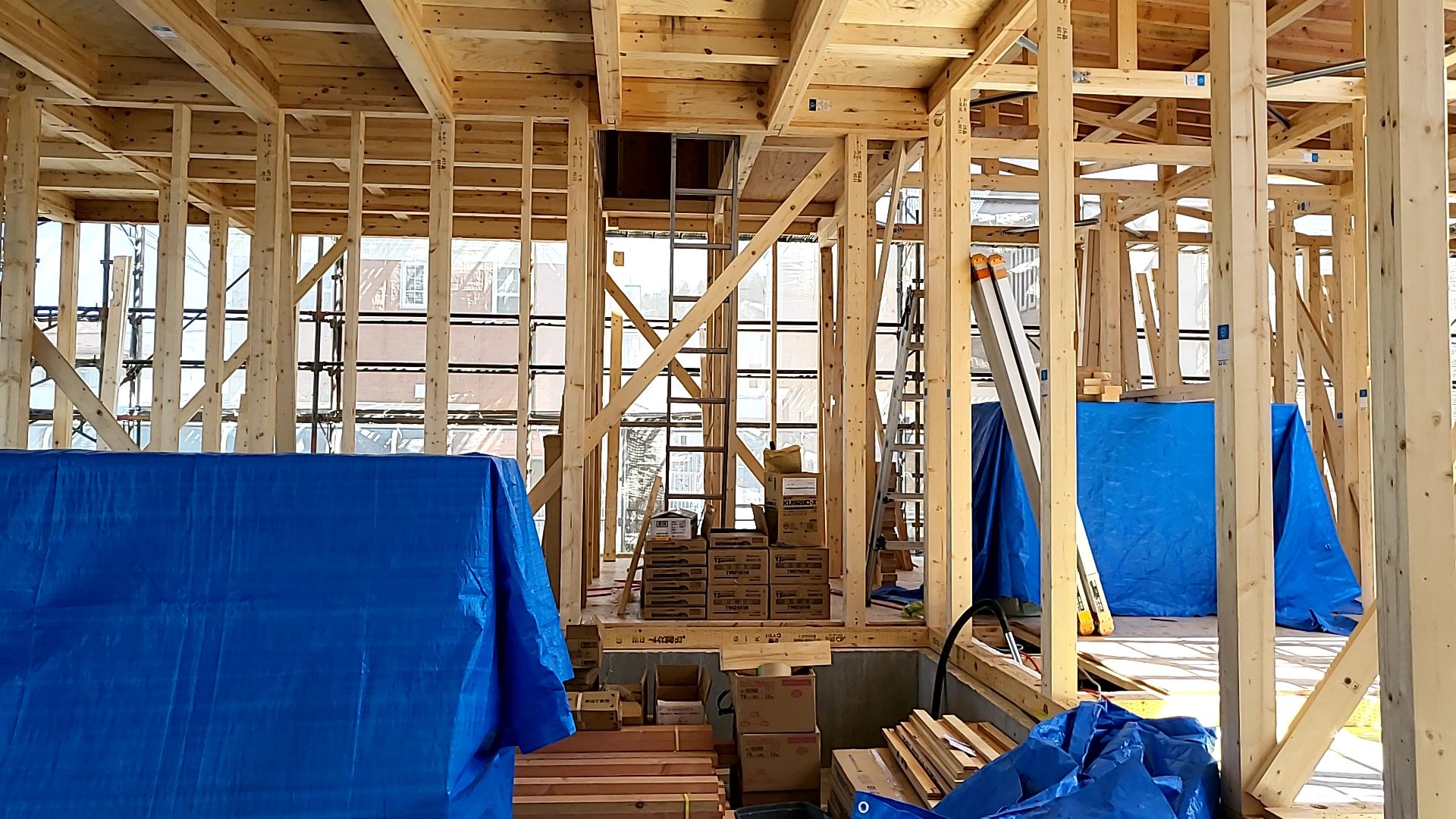 屋根の合板を張り、破風板の取り付けを行っております。