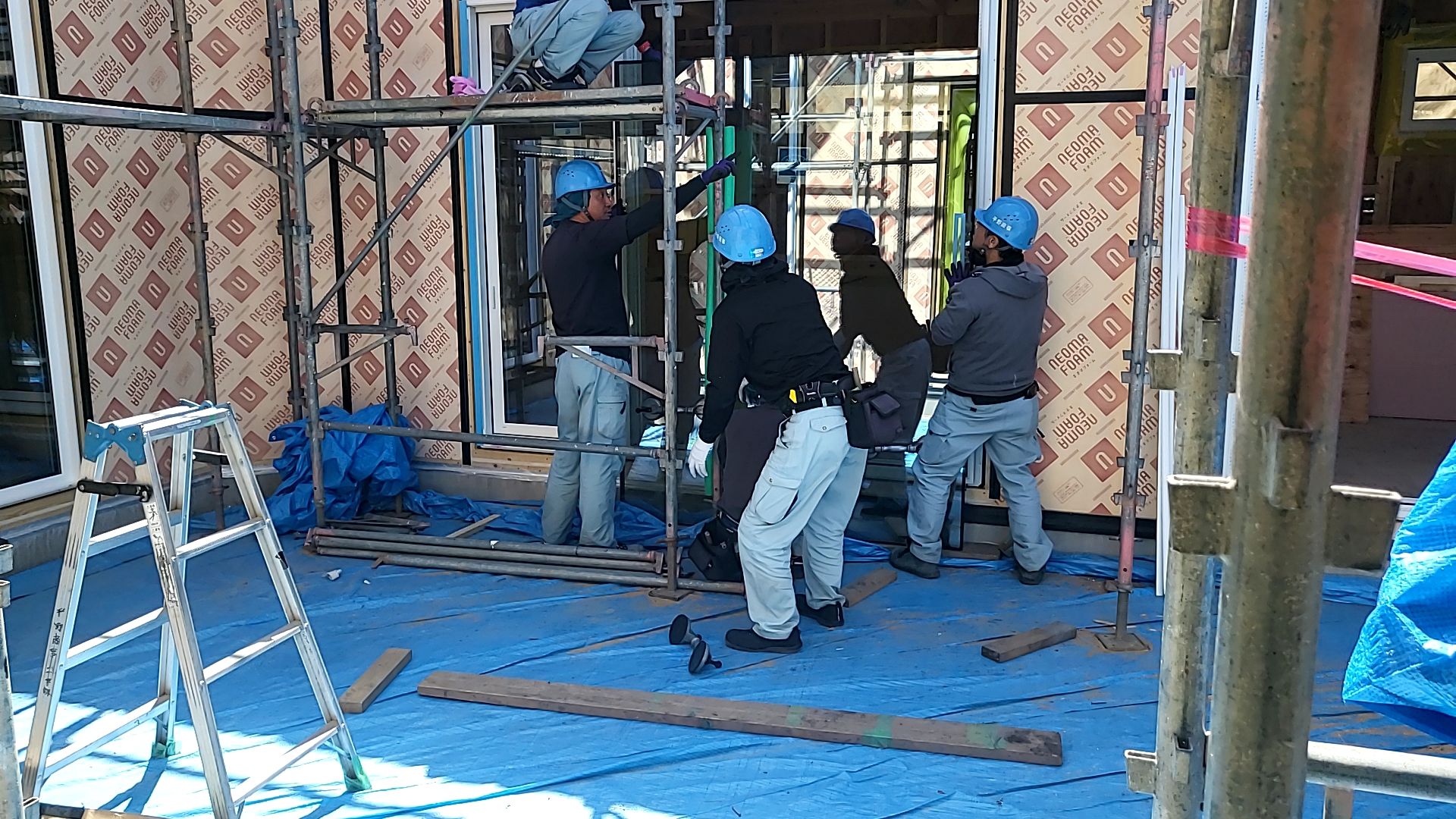 サッシ業者によるガラス入れが行われております。キズを付けないよう気を付けながら、丁寧に作業を行っております。