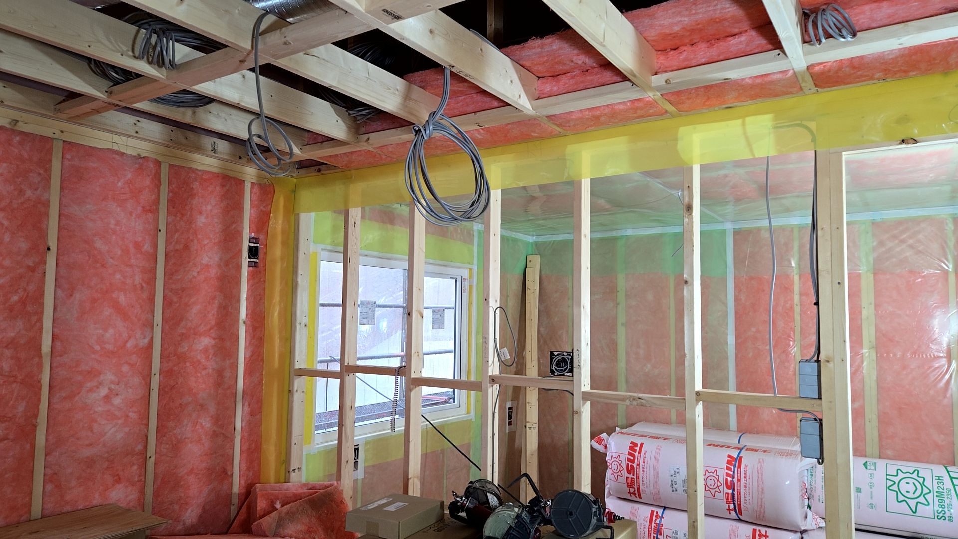 引き続き、断熱充填工事が進められております。